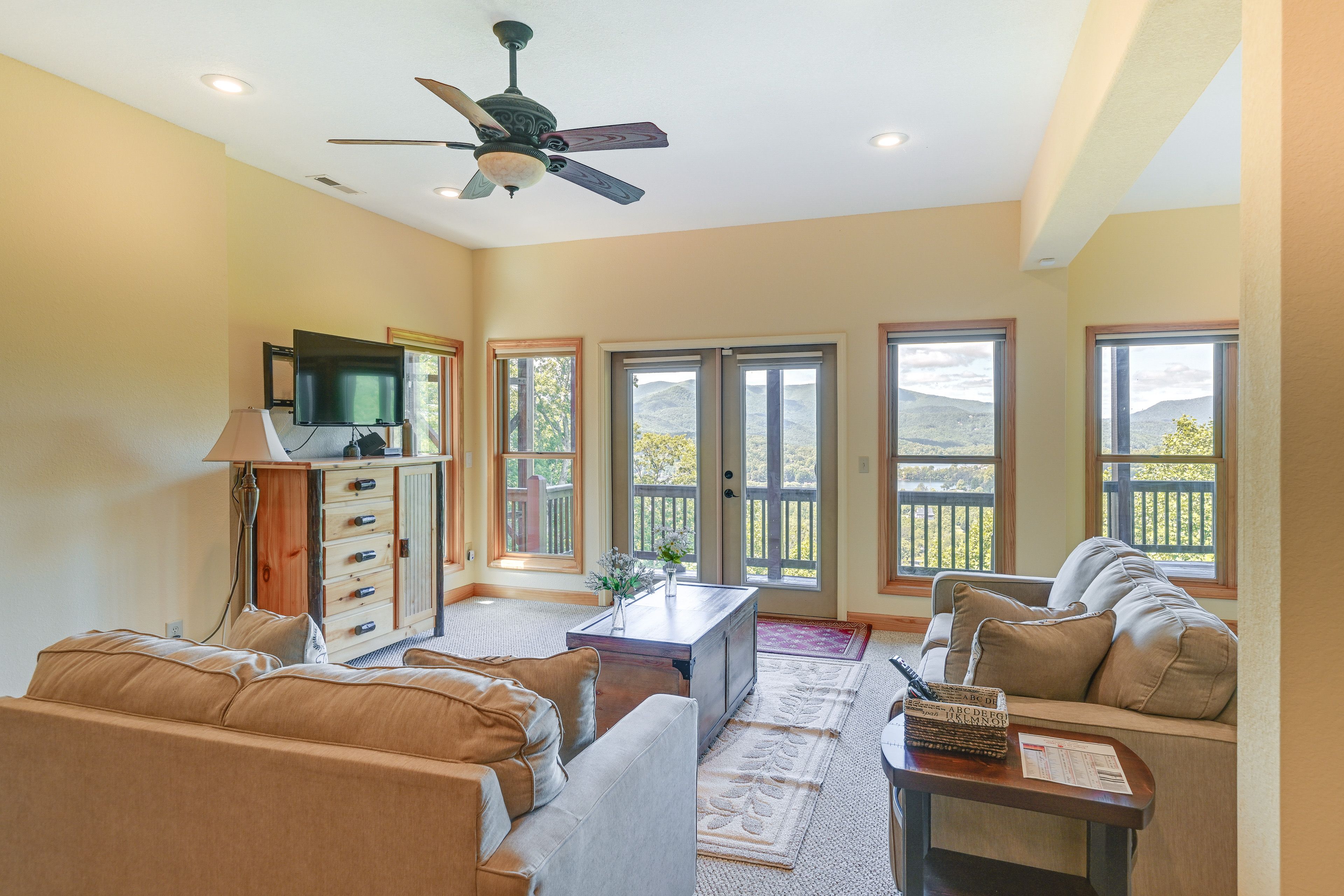 Additional Living Room | Smart TV