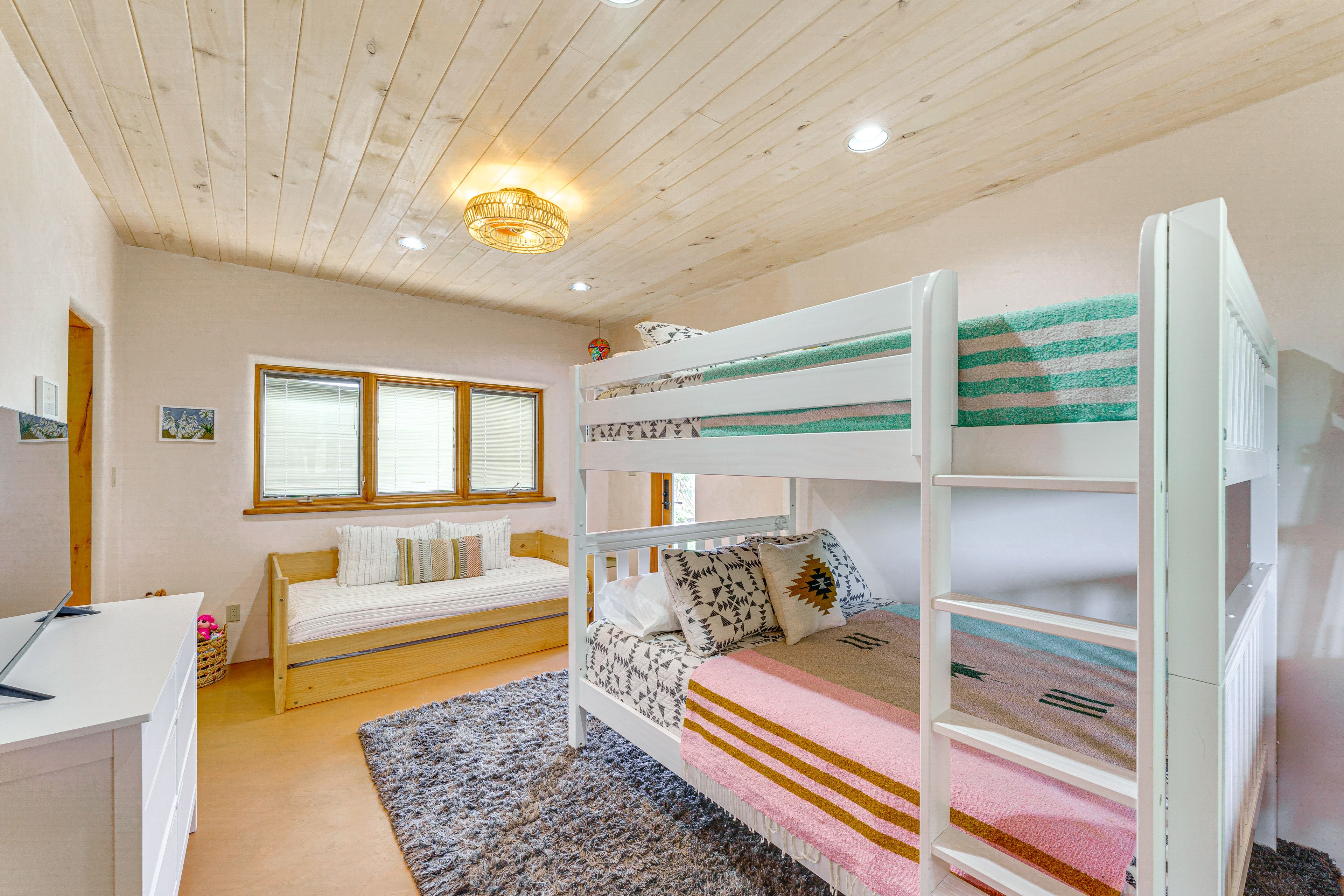 Bedroom 3 | Queen Bunk Bed | Twin Daybed w/ Twin Trundle | 1st Floor | Smart TV