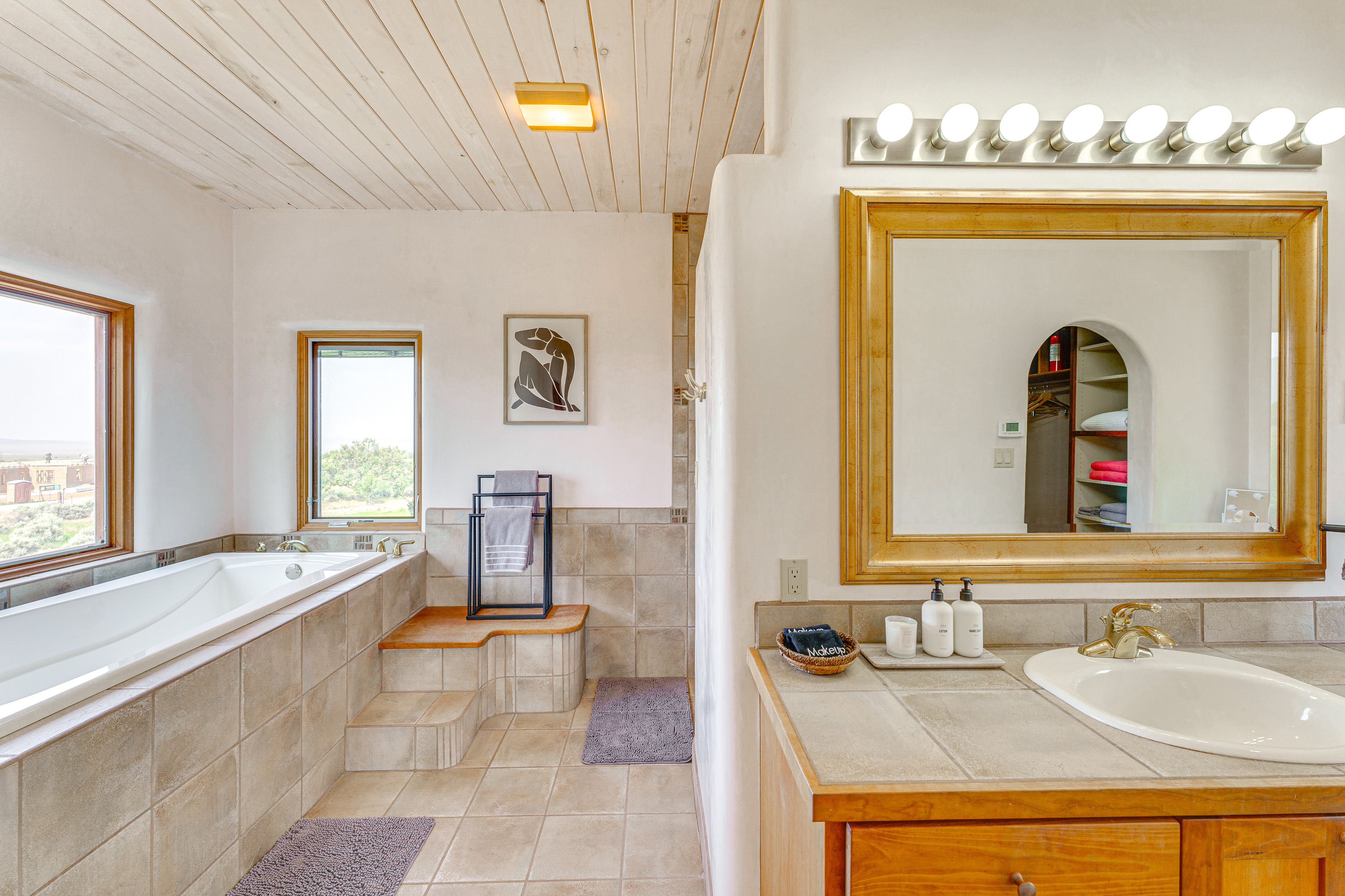 Full Bathroom | 2nd Floor | Jetted Tub | Walk-In Shower