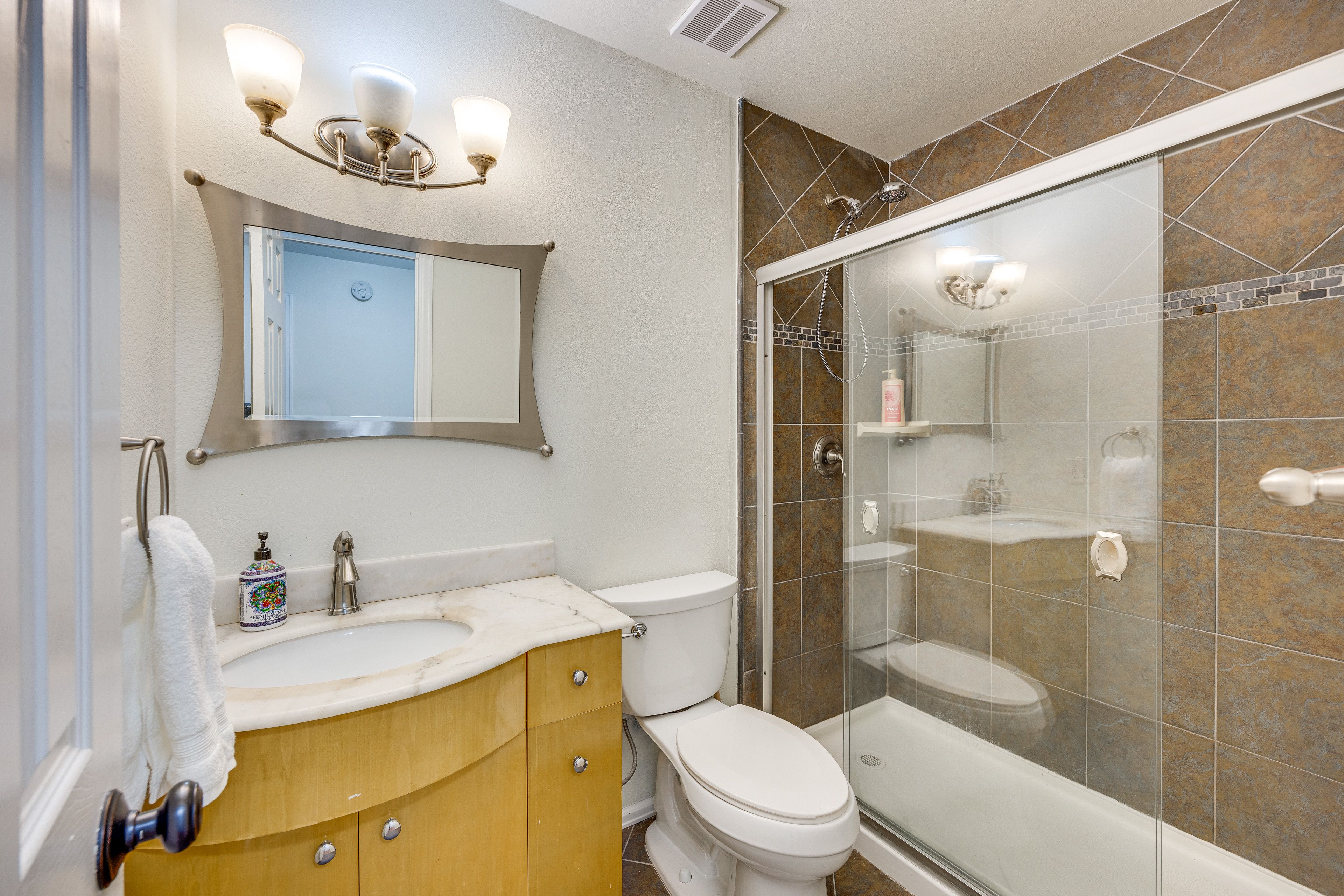 Full Bathroom | Complimentary Toiletries