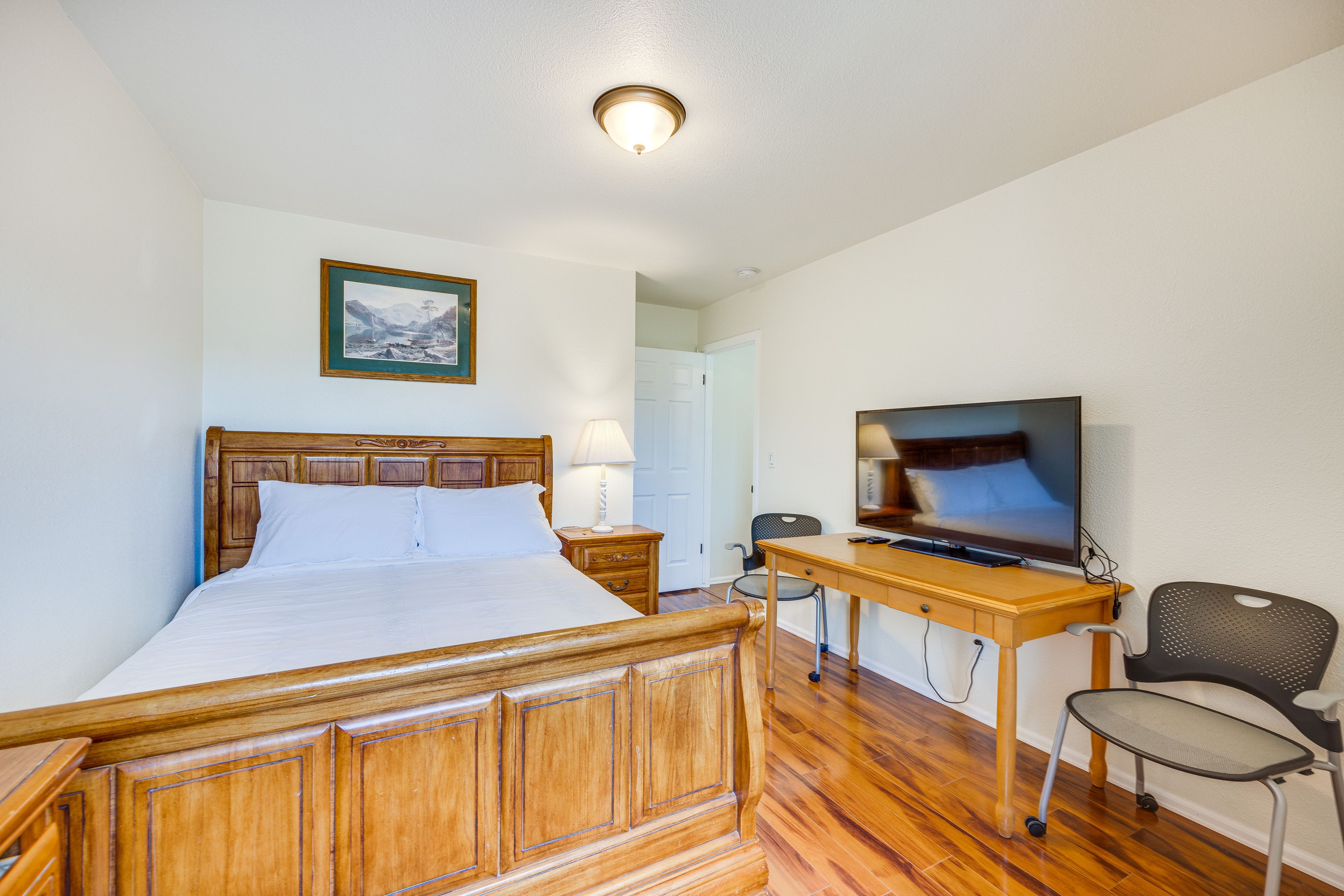 Bedroom 2 | Queen Bed | Smart TV | 2nd Floor