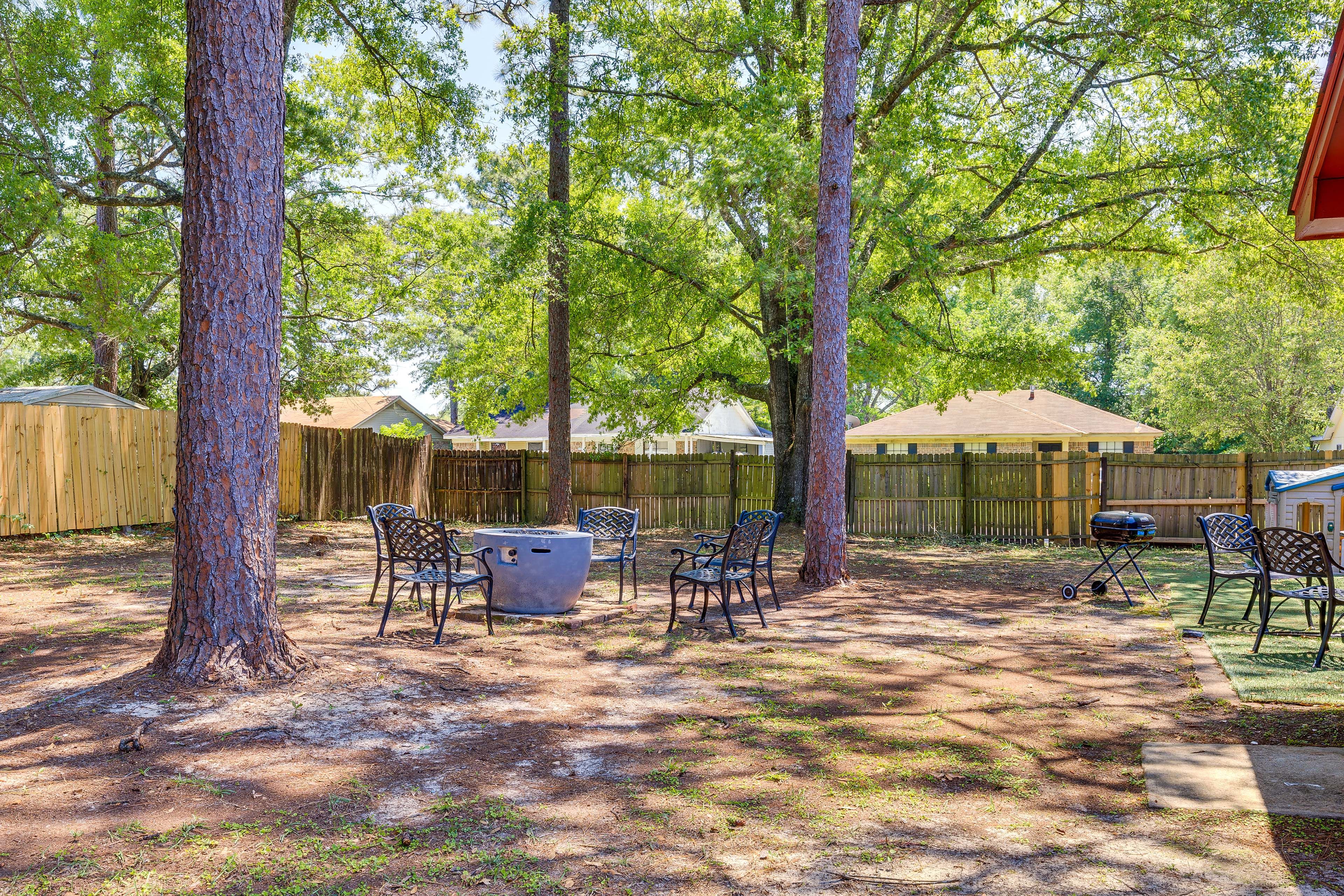 Backyard | Gas Fire Pit | Charcoal Grill | Kids Play Area | Outdoor Dining Area