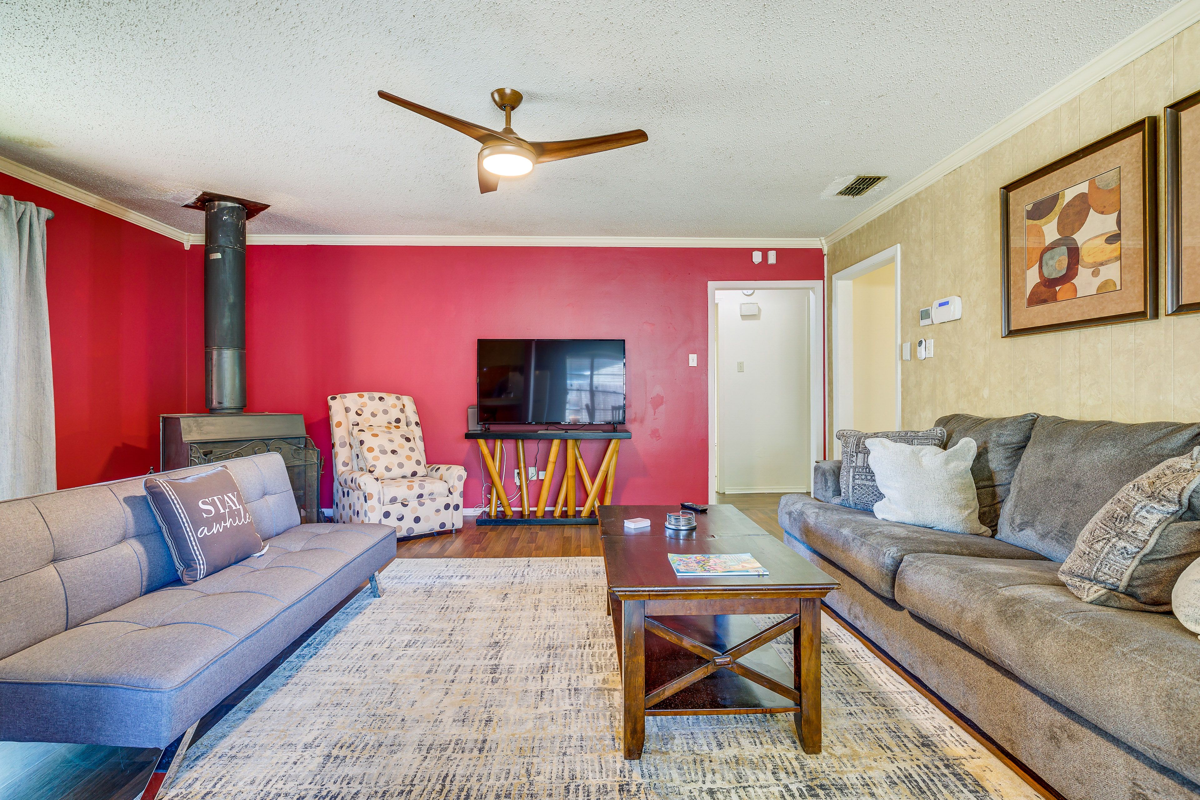 Living Room | Free WiFi | Central A/C | Fireplace | Books