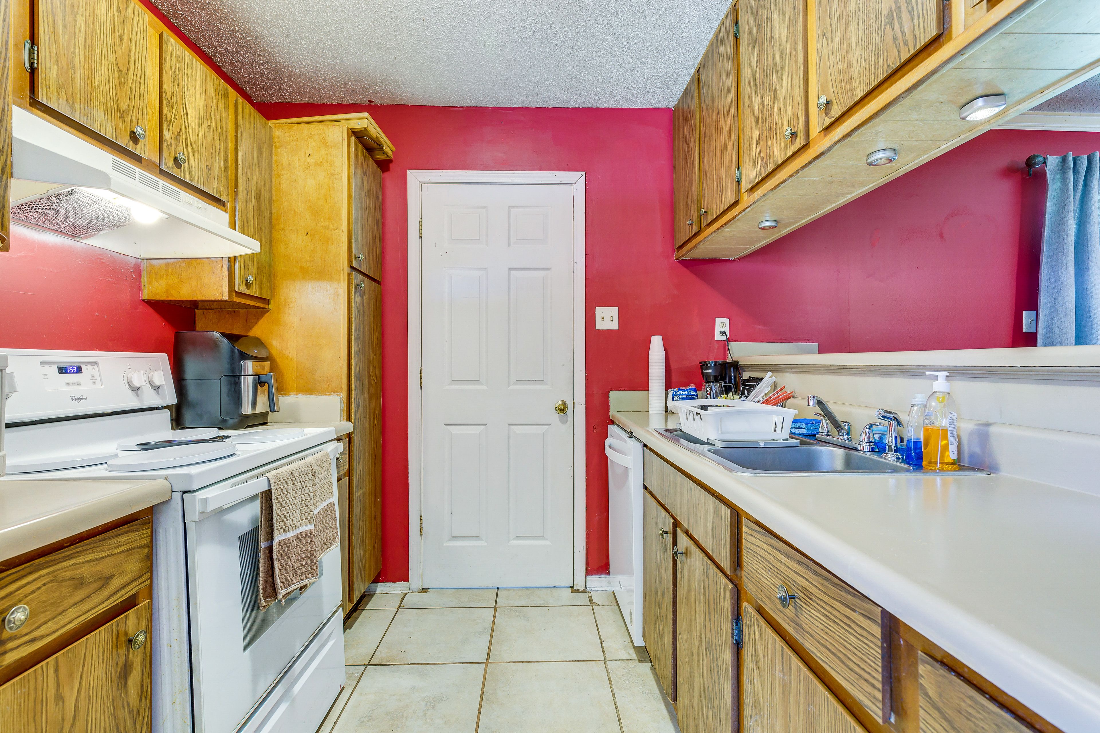 Kitchen | Air Fryer | Coffee Maker | Paper Towels/Trash Bags Provided | Toaster