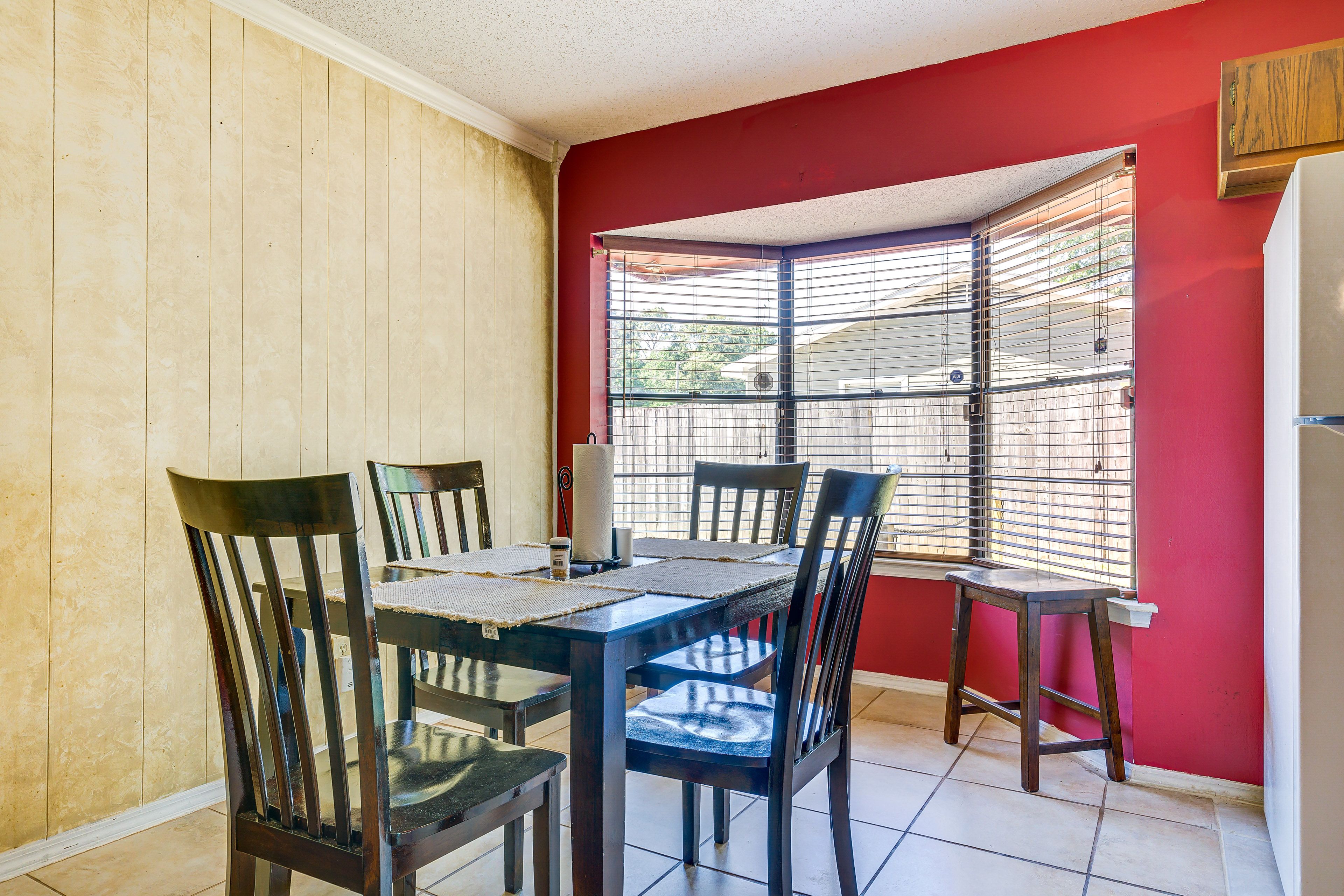 Dining Area | Dishware/Flatware Provided