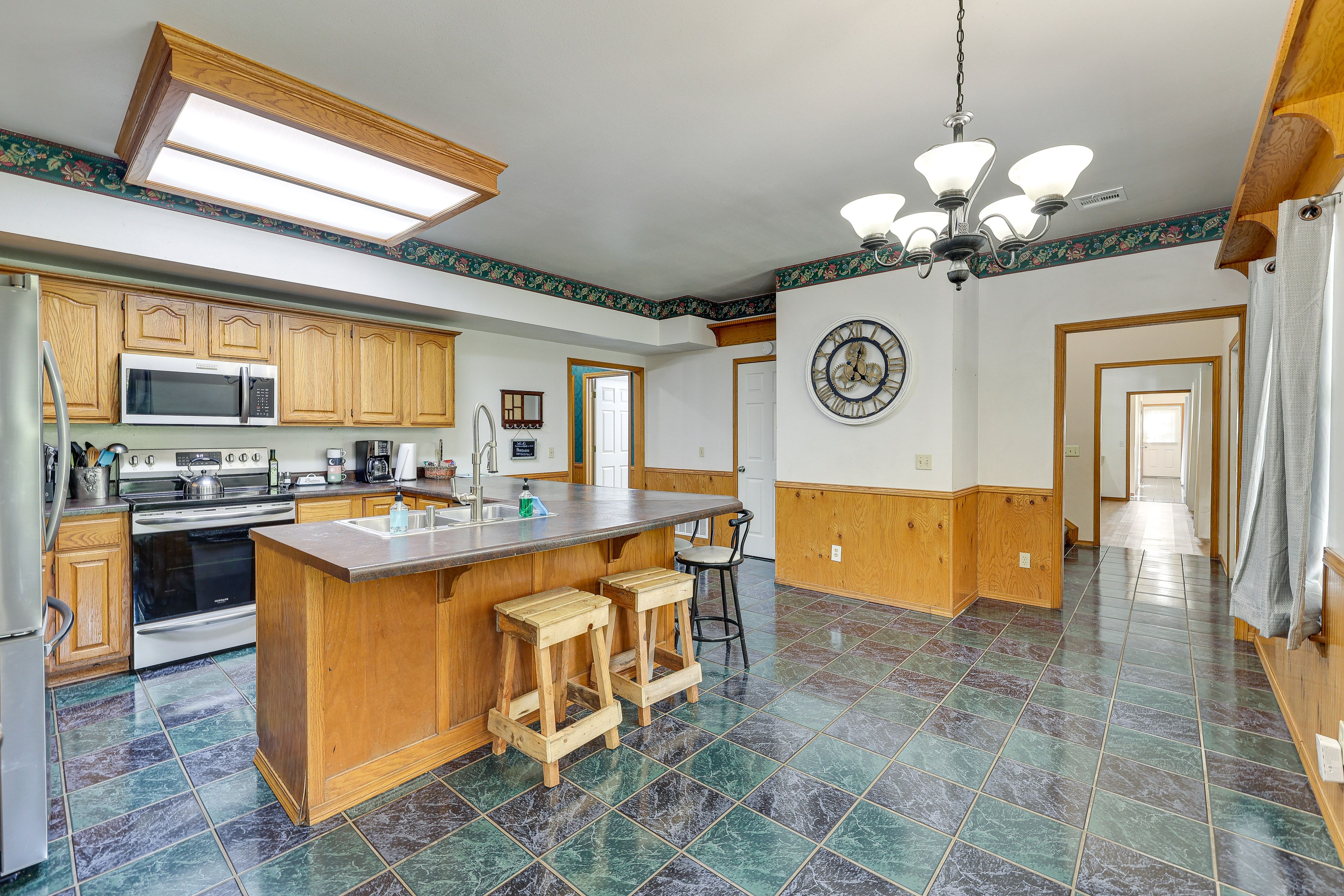 Pineville Vacation Rental | 5BR | 5BA | 4,200 Sq Ft | 1 Half Step to Enter