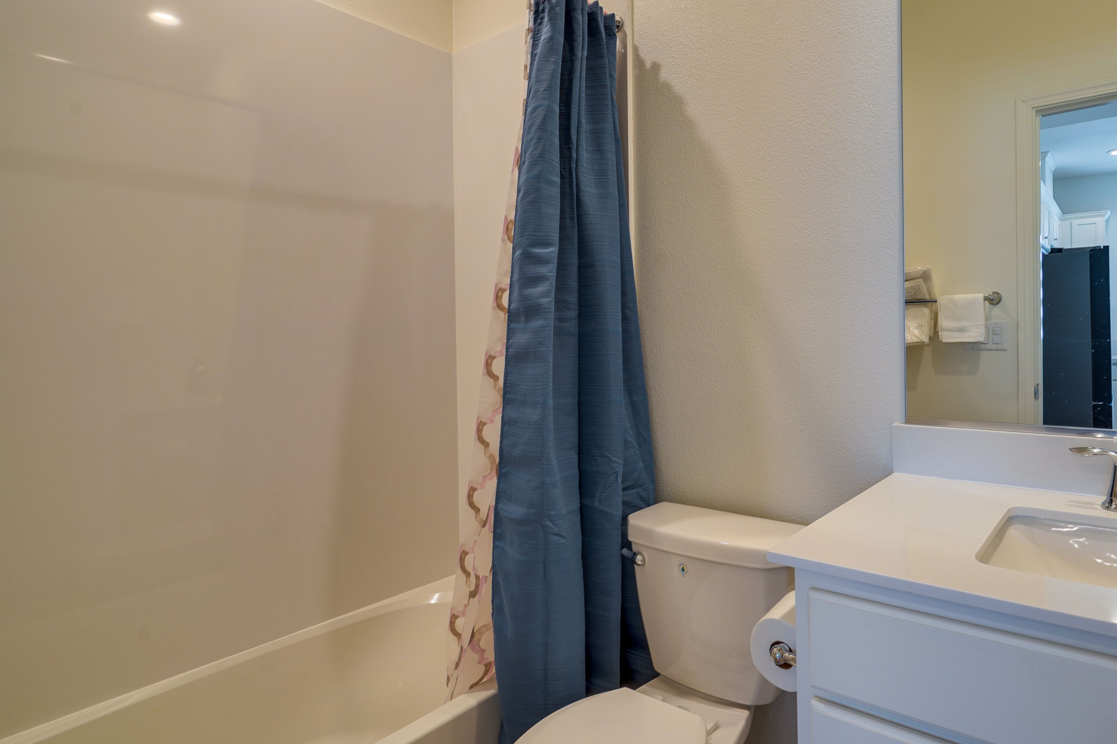 Full Bathroom | Main Level | Complimentary Toiletries