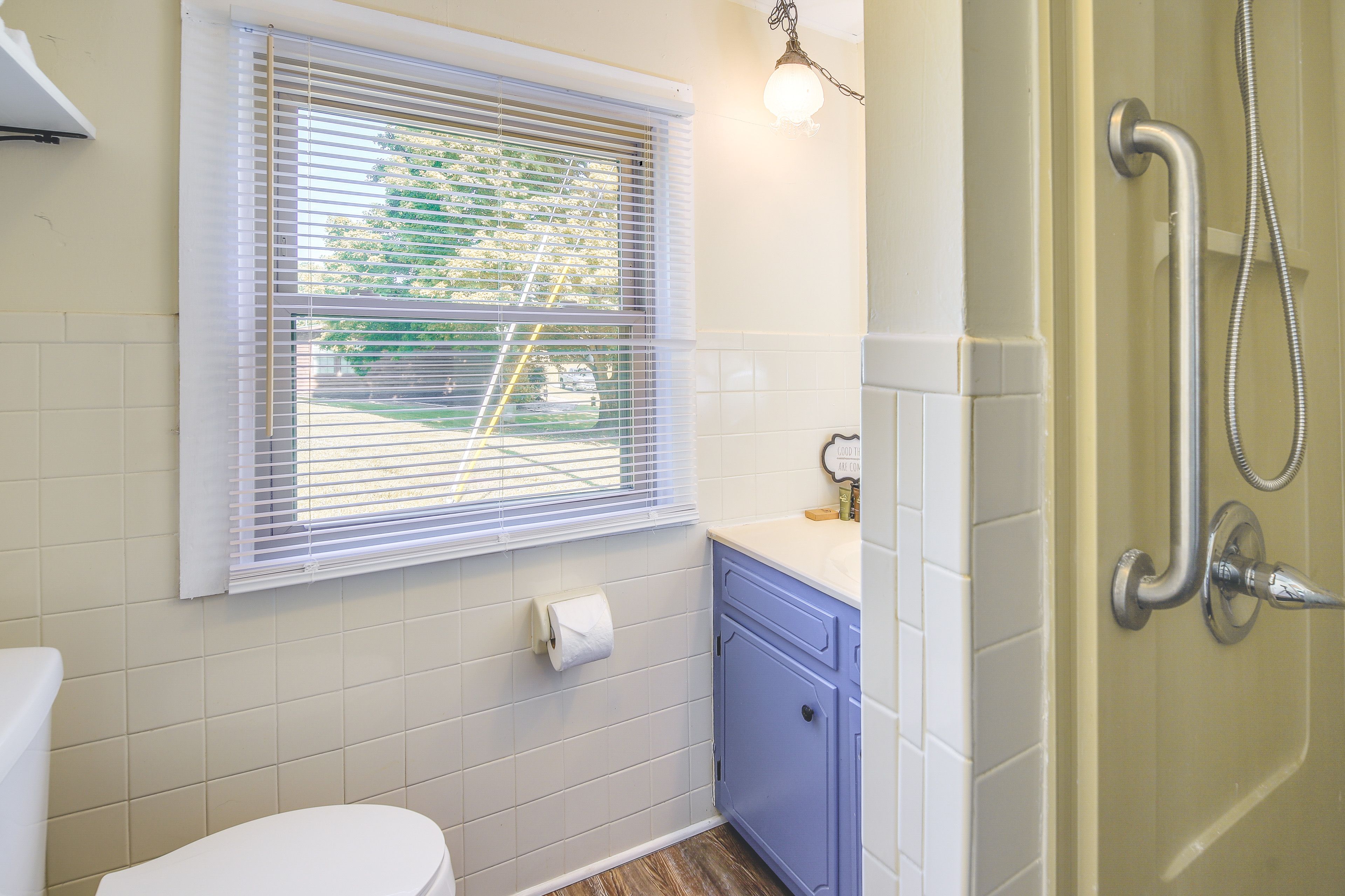 Full Bathroom | 1st Floor | Towels Provided | Hair Dryer