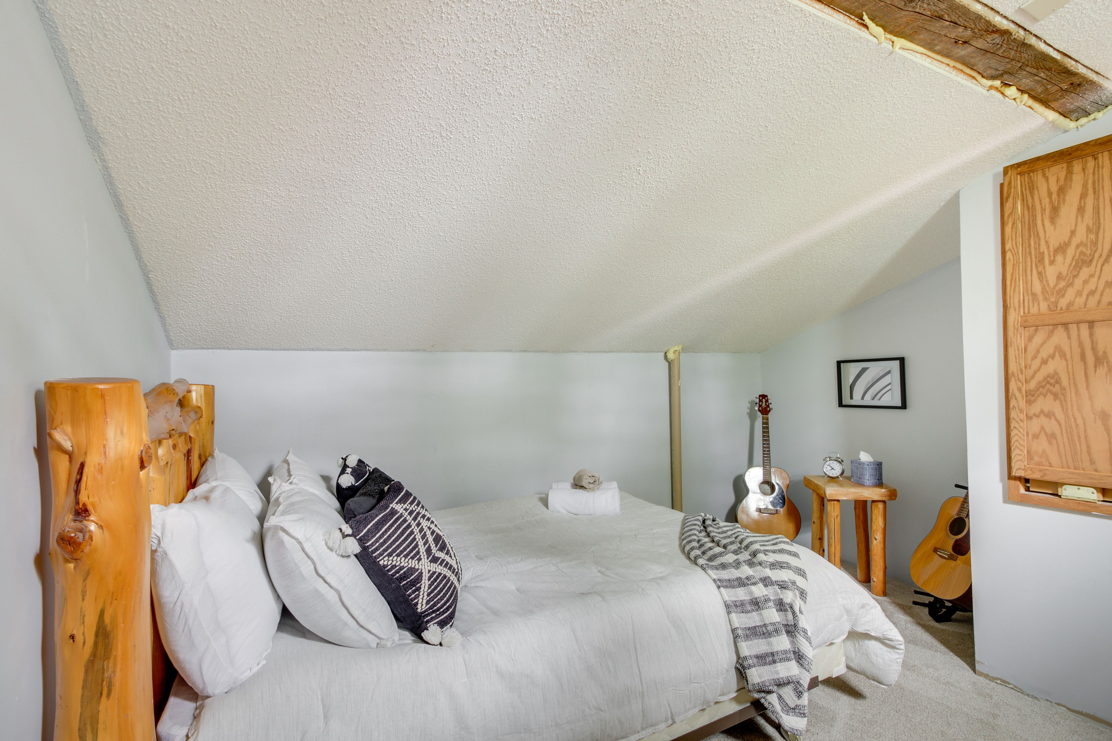 Bonus Sleeping Area | Queen Bed