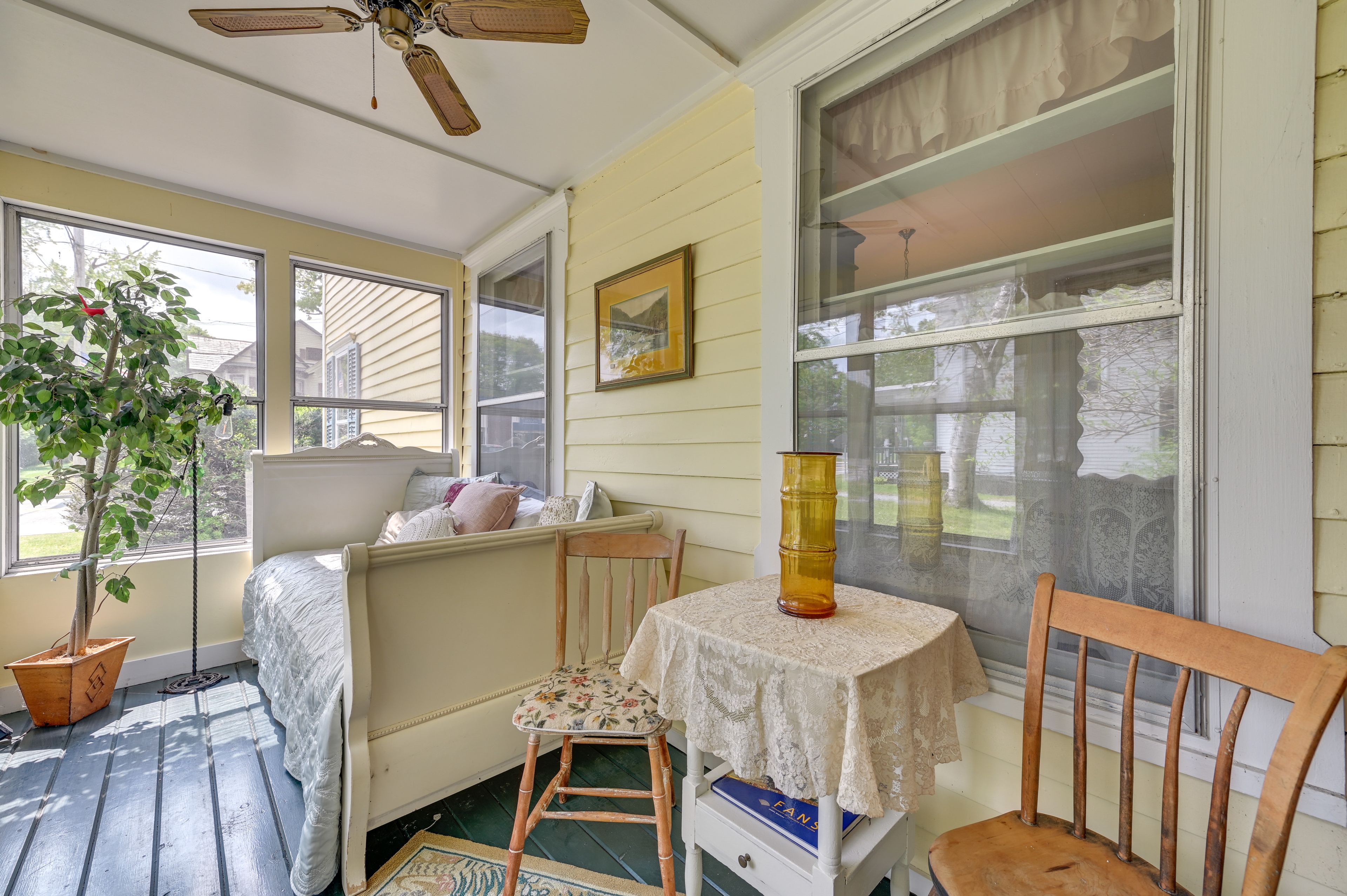 Sunroom (Seasonal) | Twin Daybed (Seasonal) | 1st Floor
