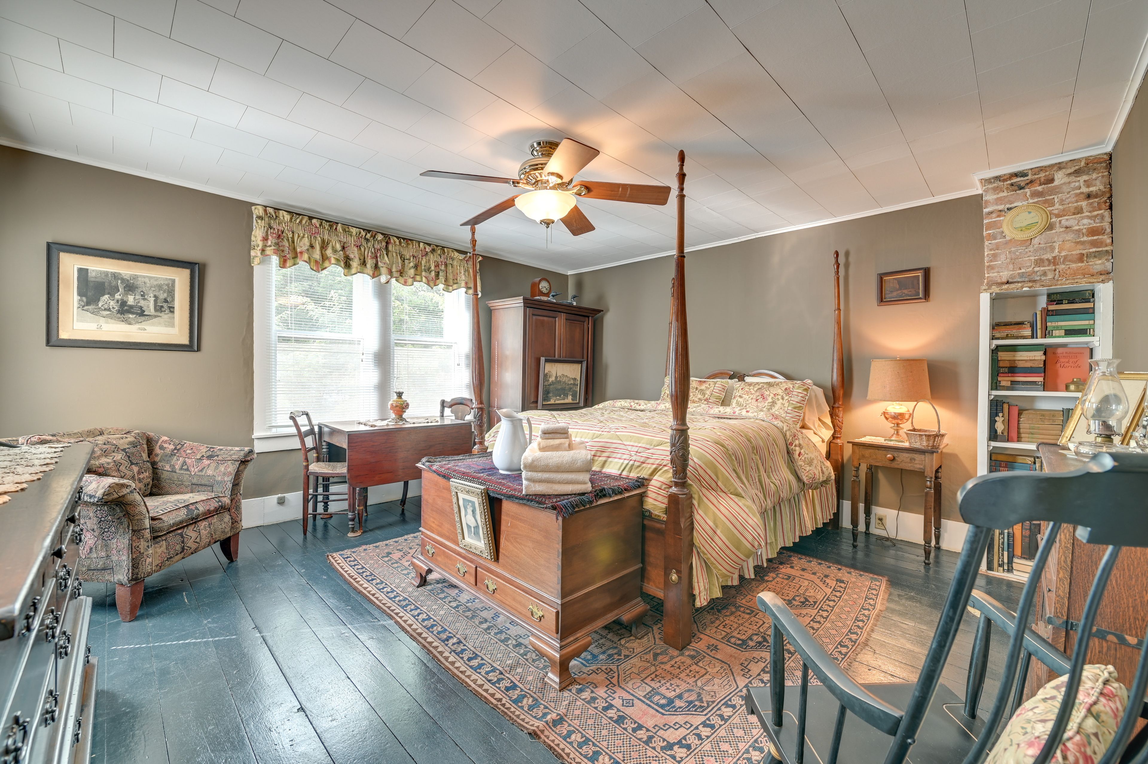 Bedroom 2 | Queen Bed | 2nd Floor | Smart TV