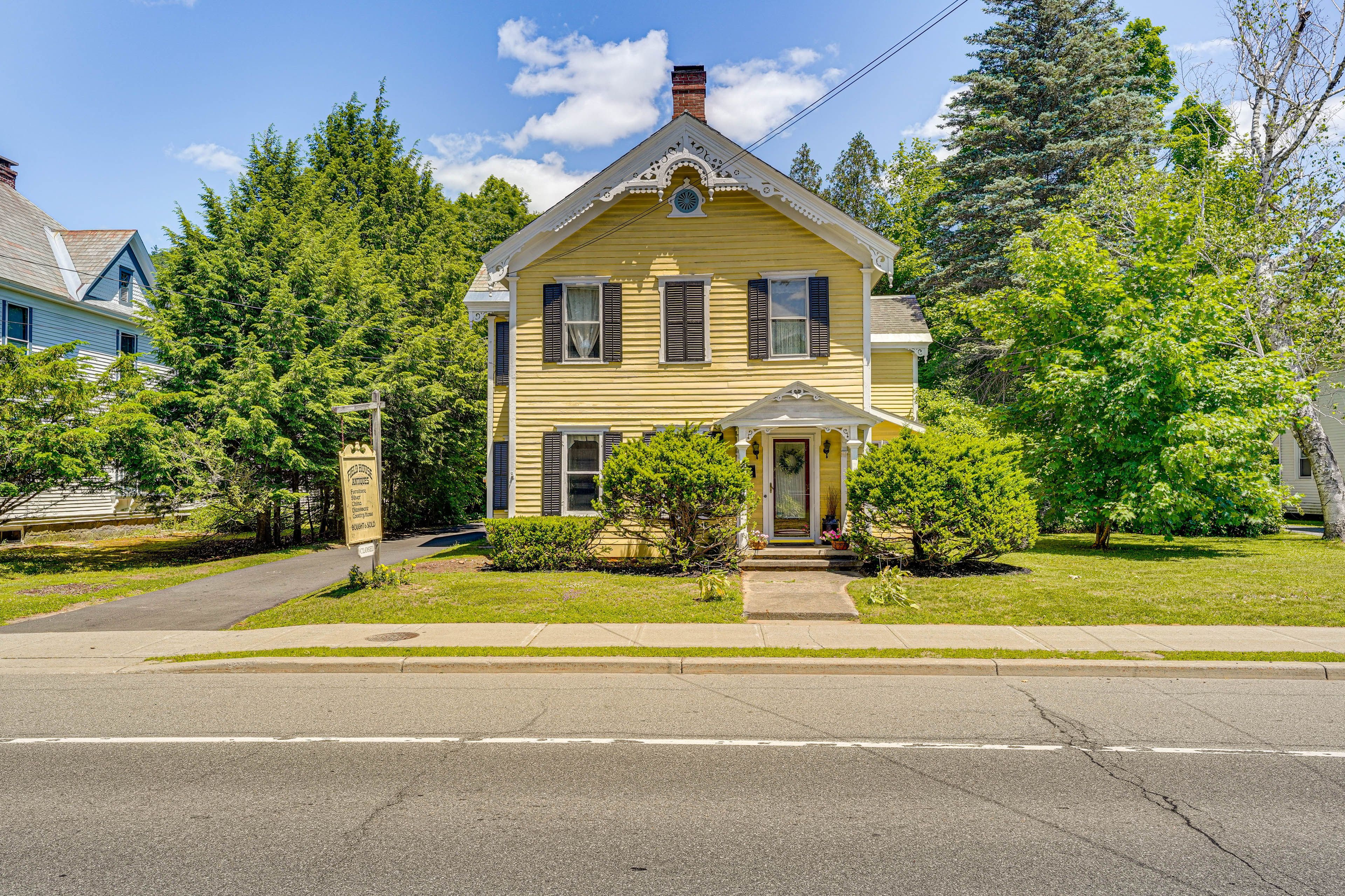Property Exterior | Driveway (4 Vehicles) | Free Street Parking