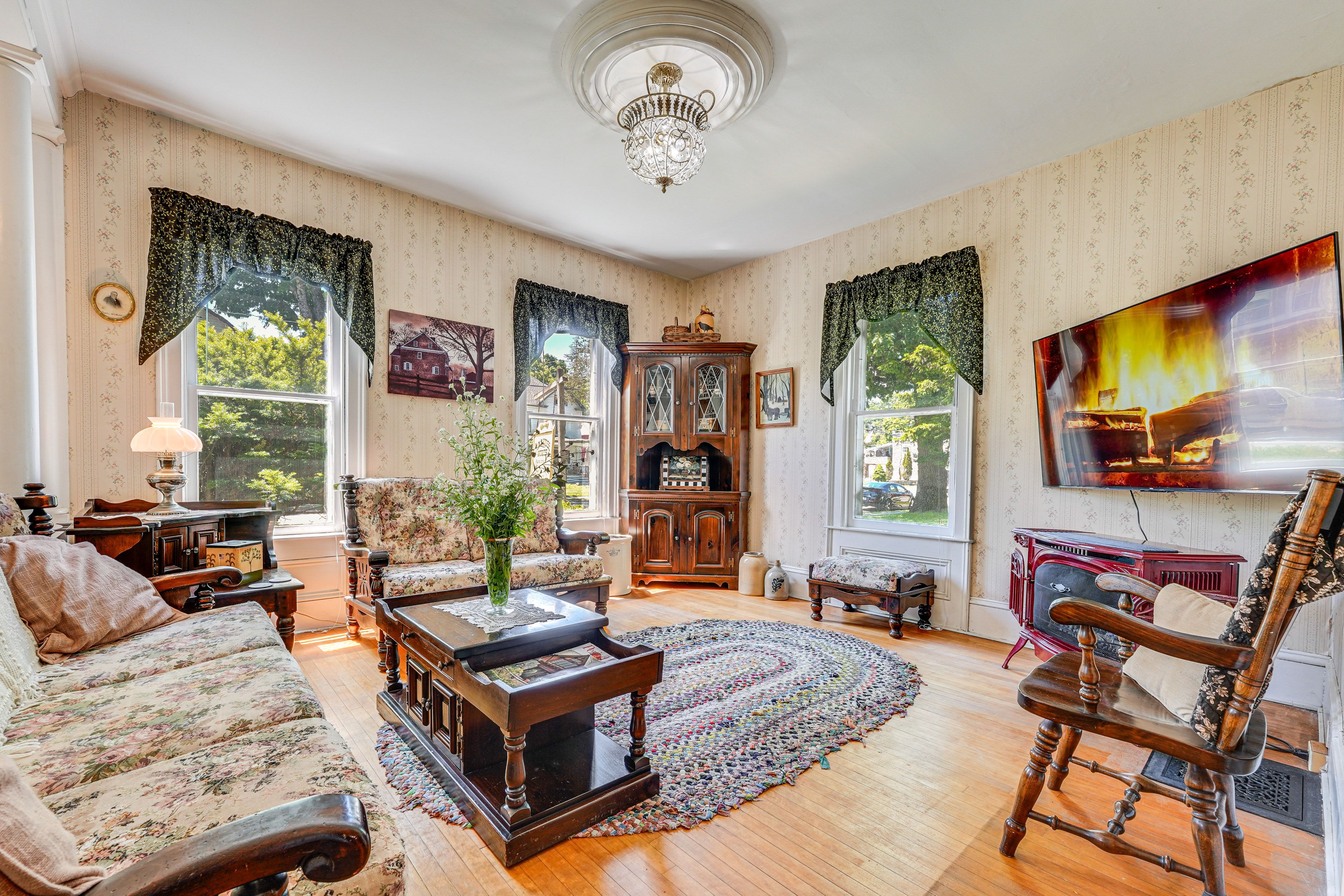 Front Room | 1st Floor | Smart TV | Free WiFi | Pet Friendly w/ Fee