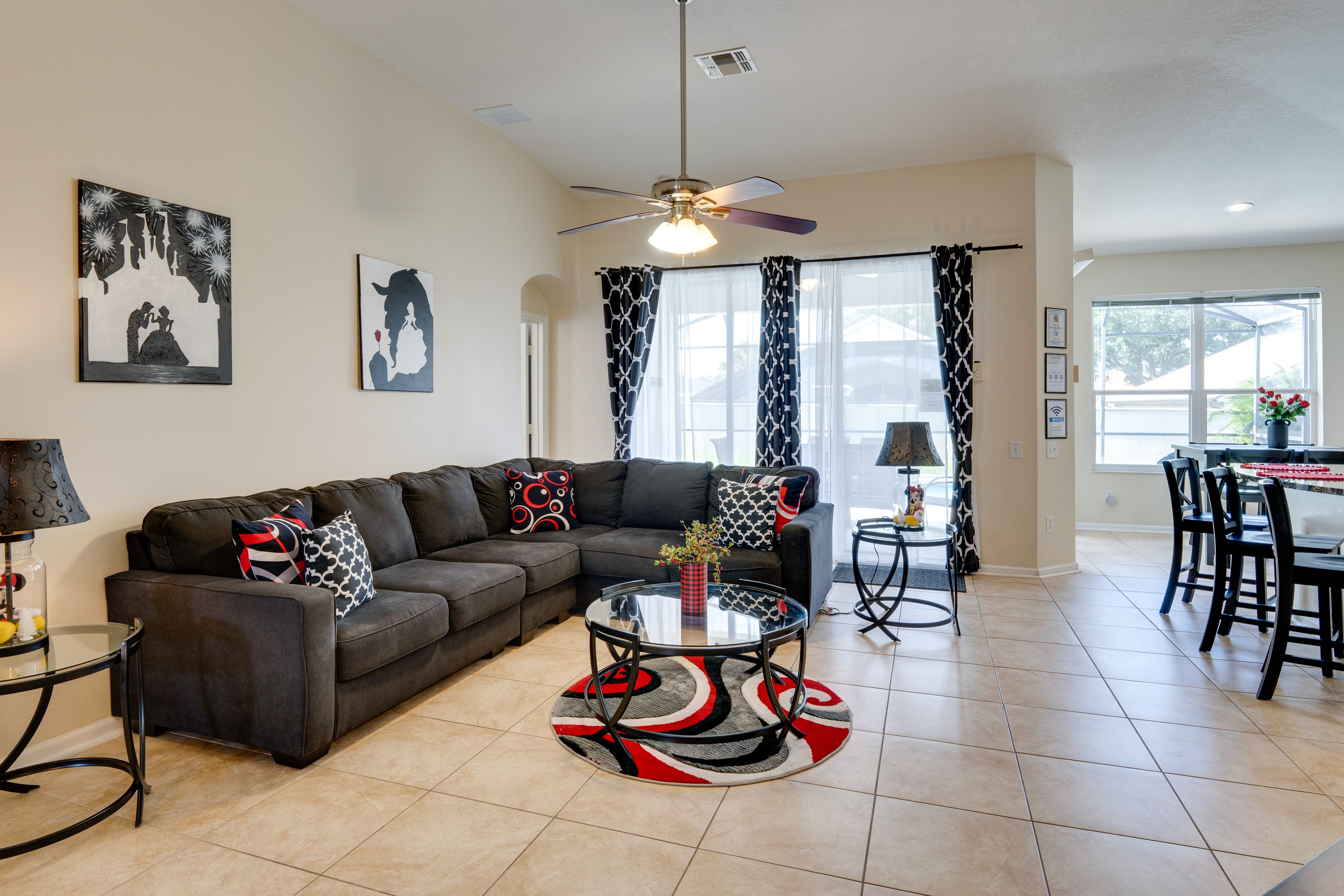 Living Room | Single Story | Free WiFi | Central A/C | Smart TV