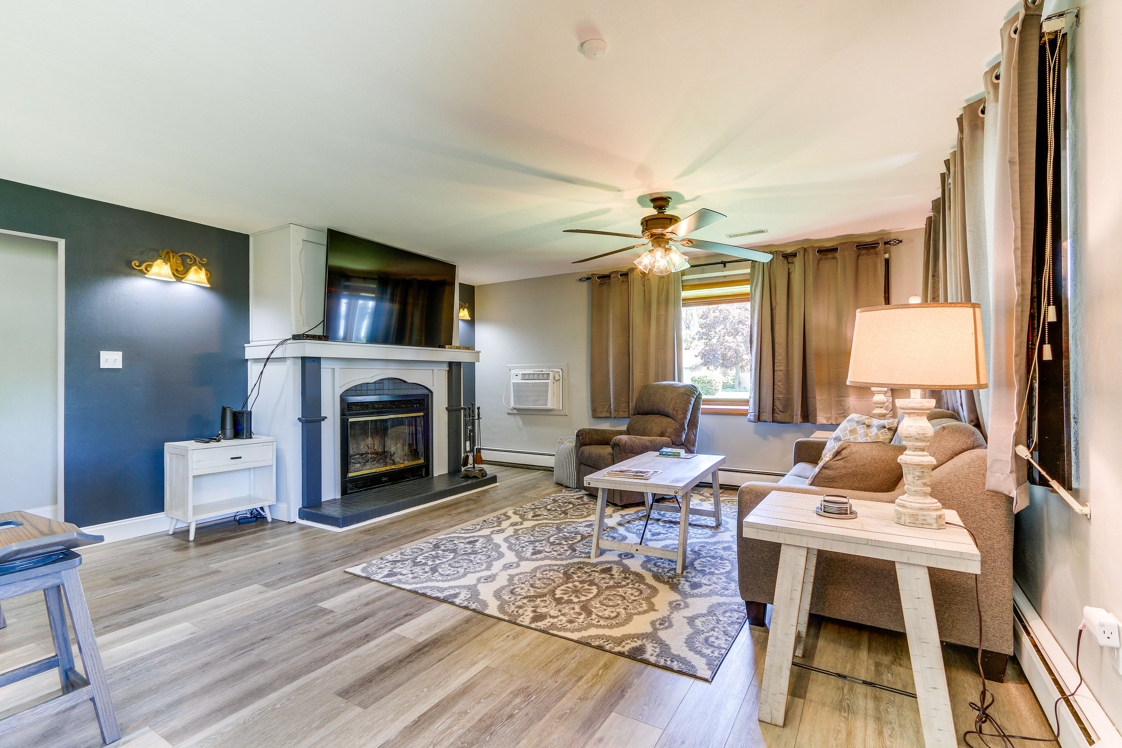 Family Room | Smart TV | Wood-Burning Fireplace