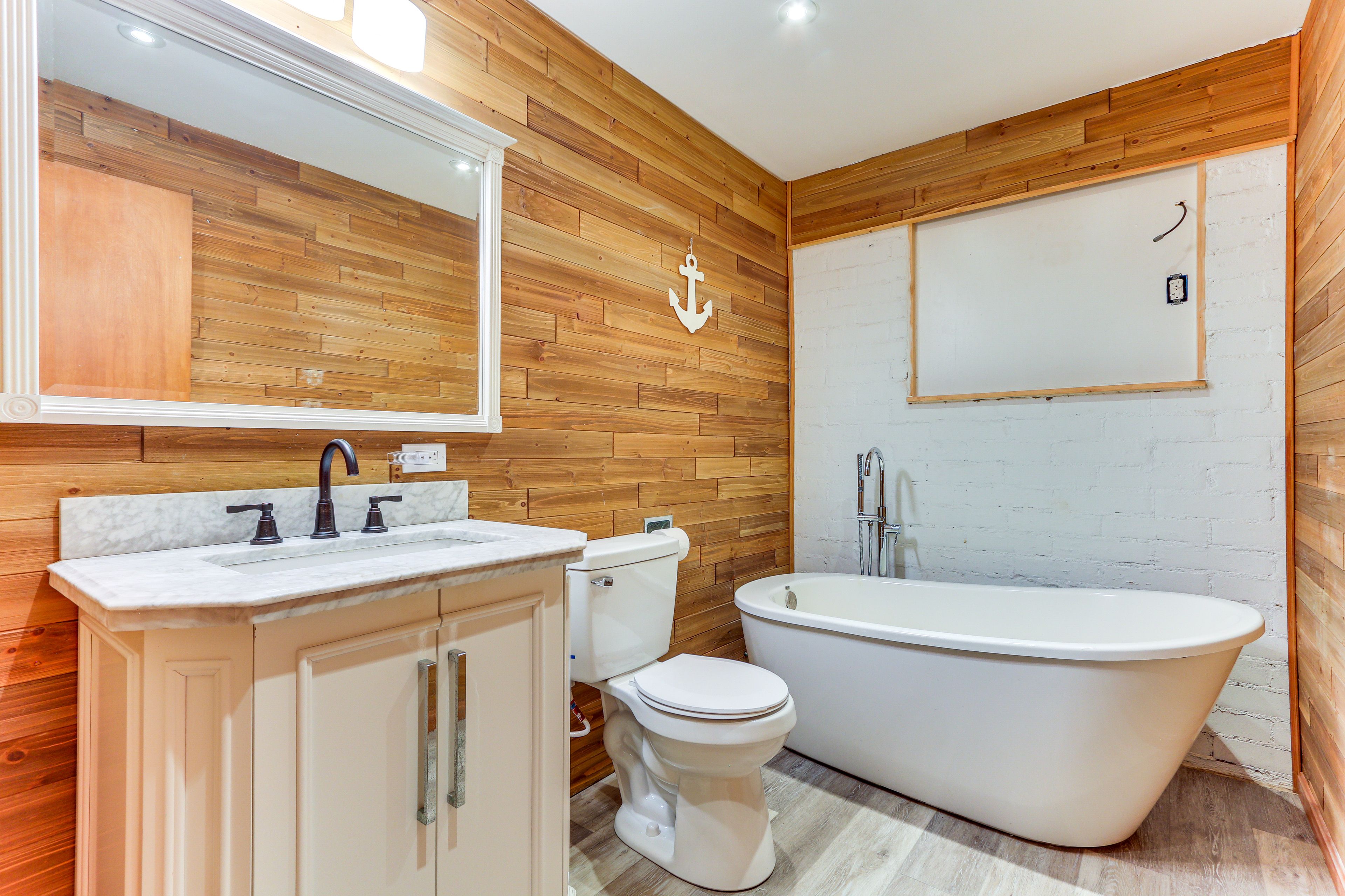 Full Bathroom | Towels Provided | Complimentary Toiletries