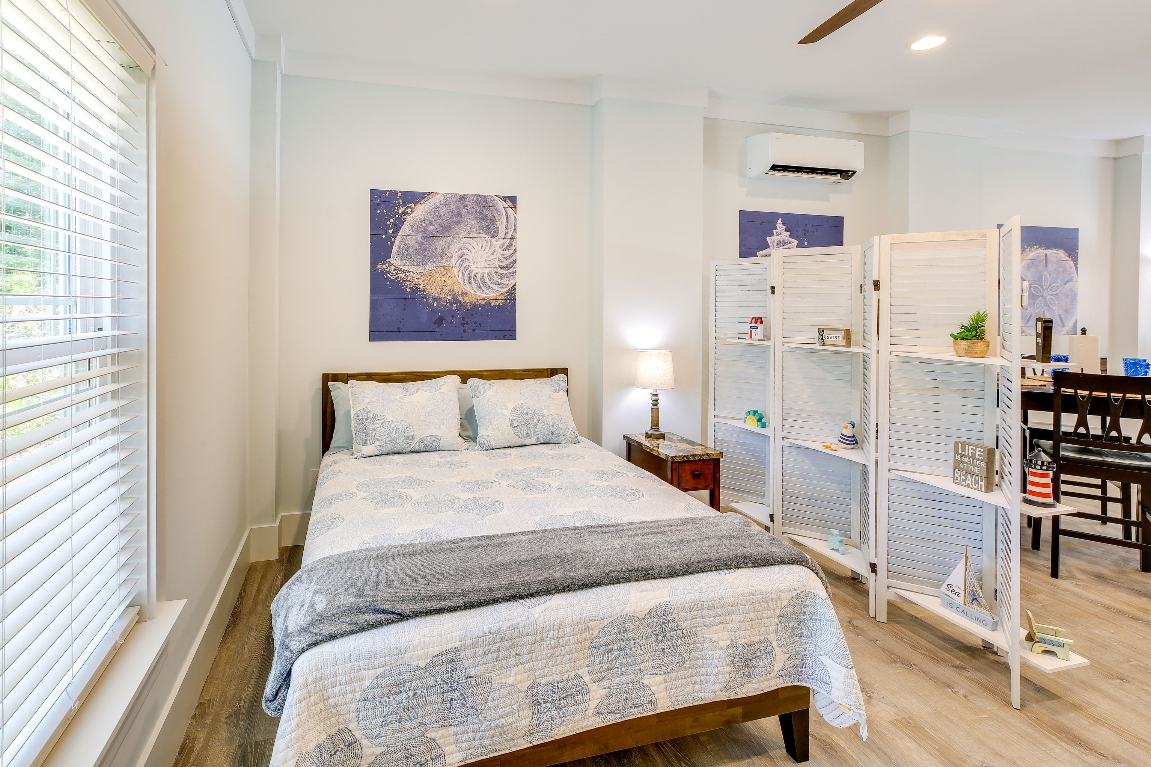 Studio | Queen Bed | Linens Provided