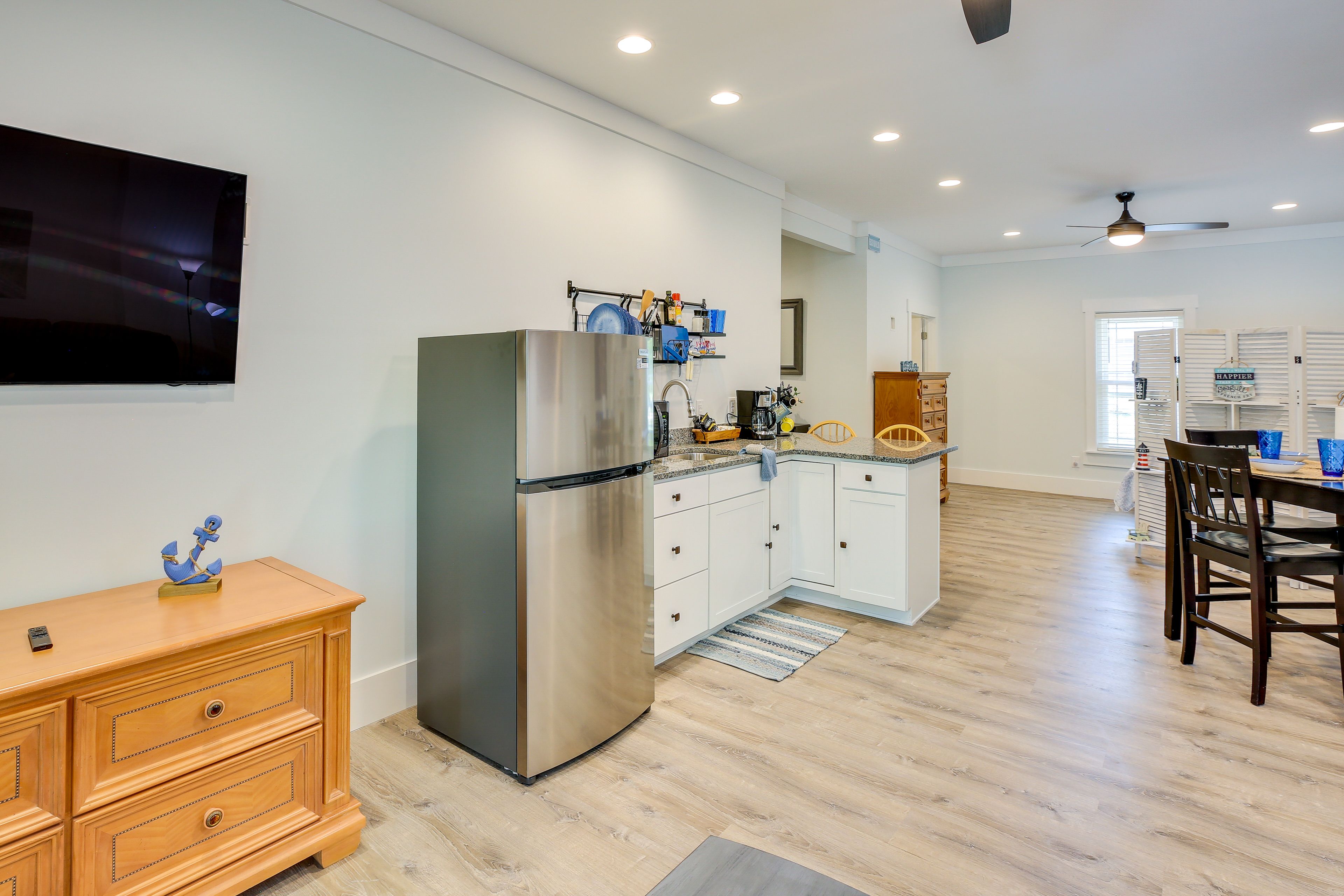 Kitchenette | Refrigerator | Cooking Basics | Coffee Maker | Microwave