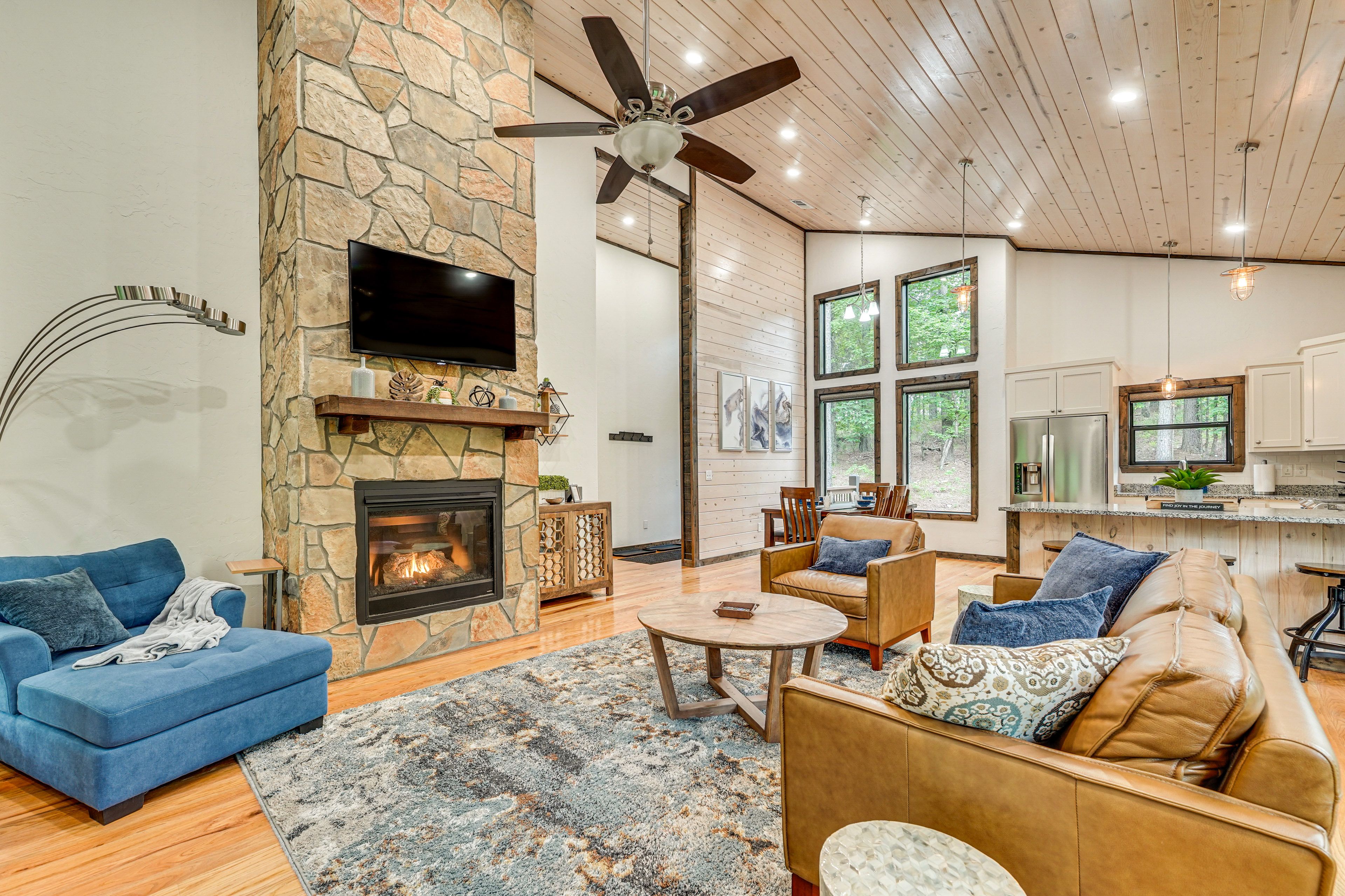 Living Room | Smart TV | Free WiFi | Fireplace