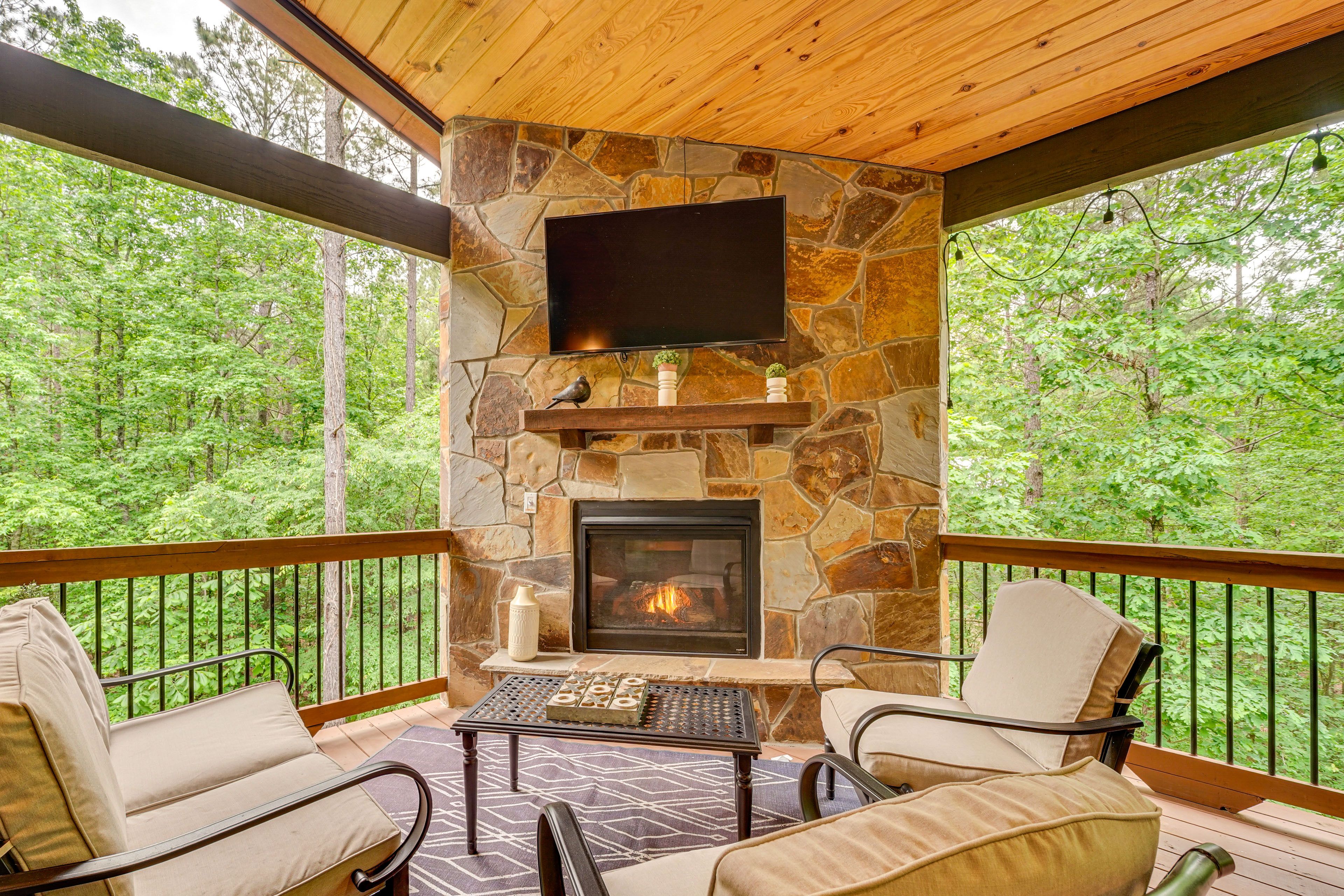 Outdoor Fireplace | Smart TV | 4 Mi to Choctaw Landing Casino