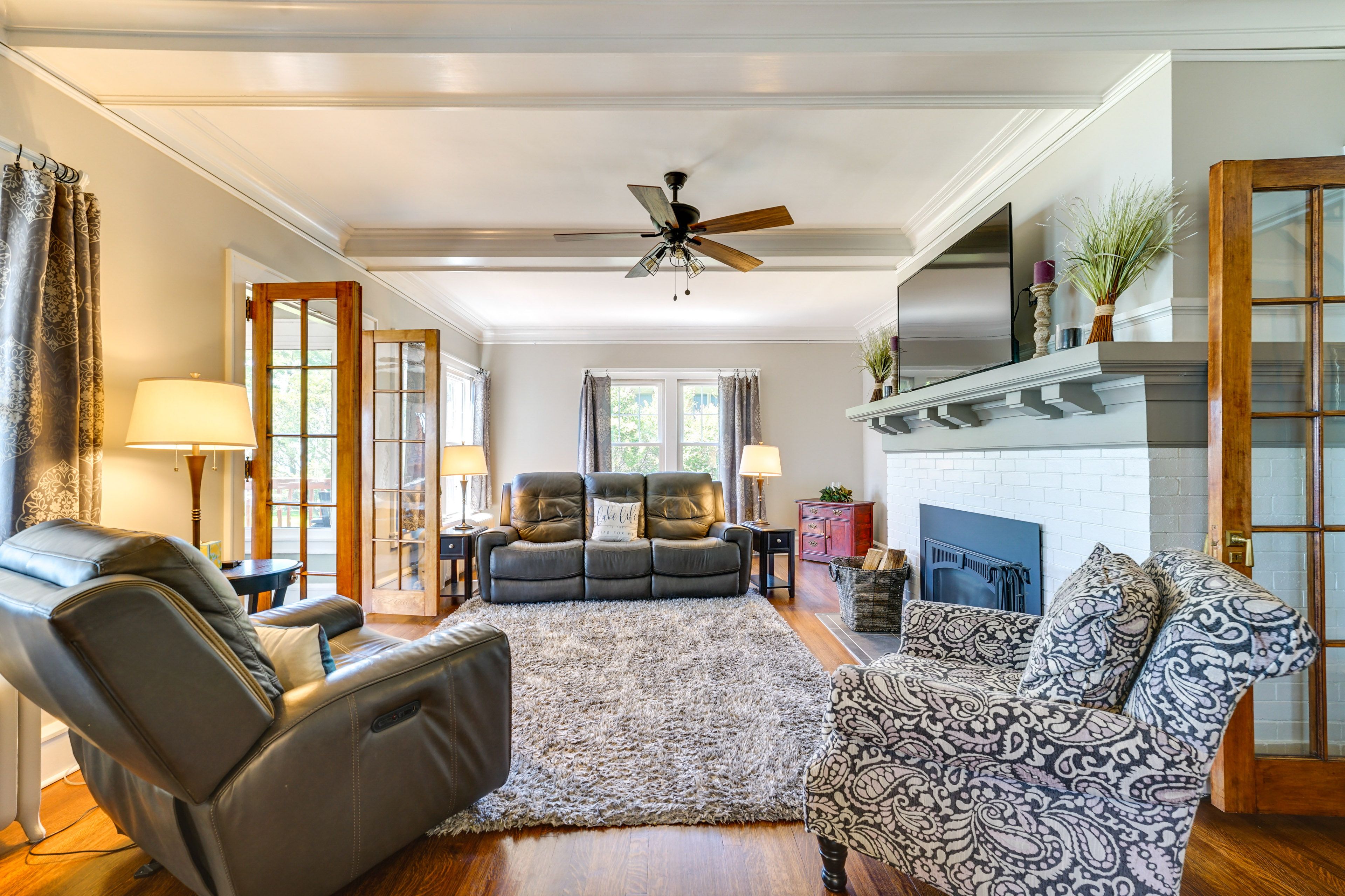 Living Room | Smart TV | Fireplace