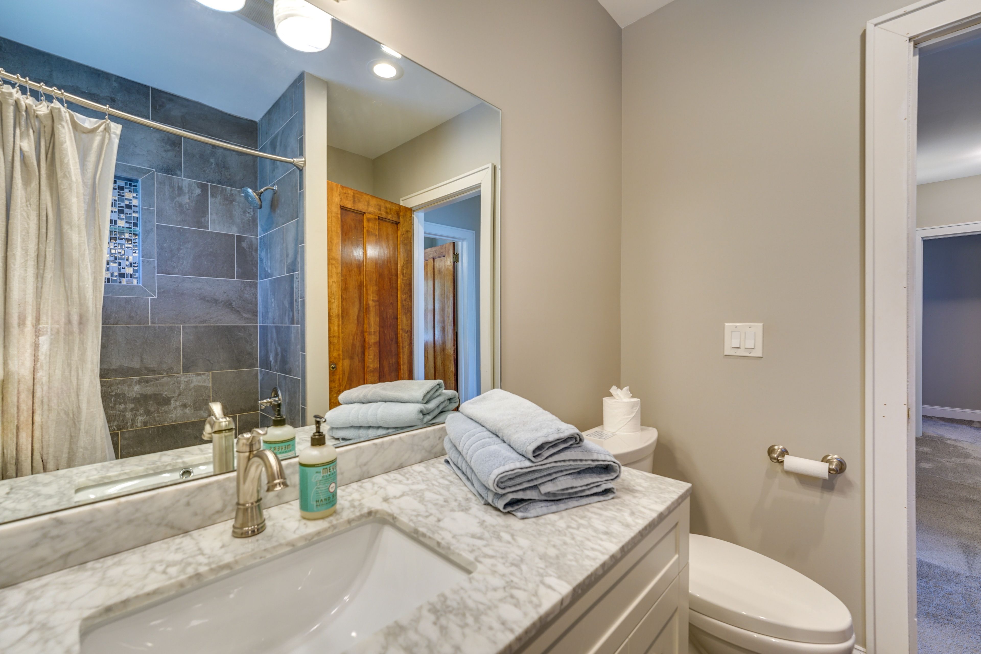 Full Bathroom | 2nd Floor | Shower/Tub Combo