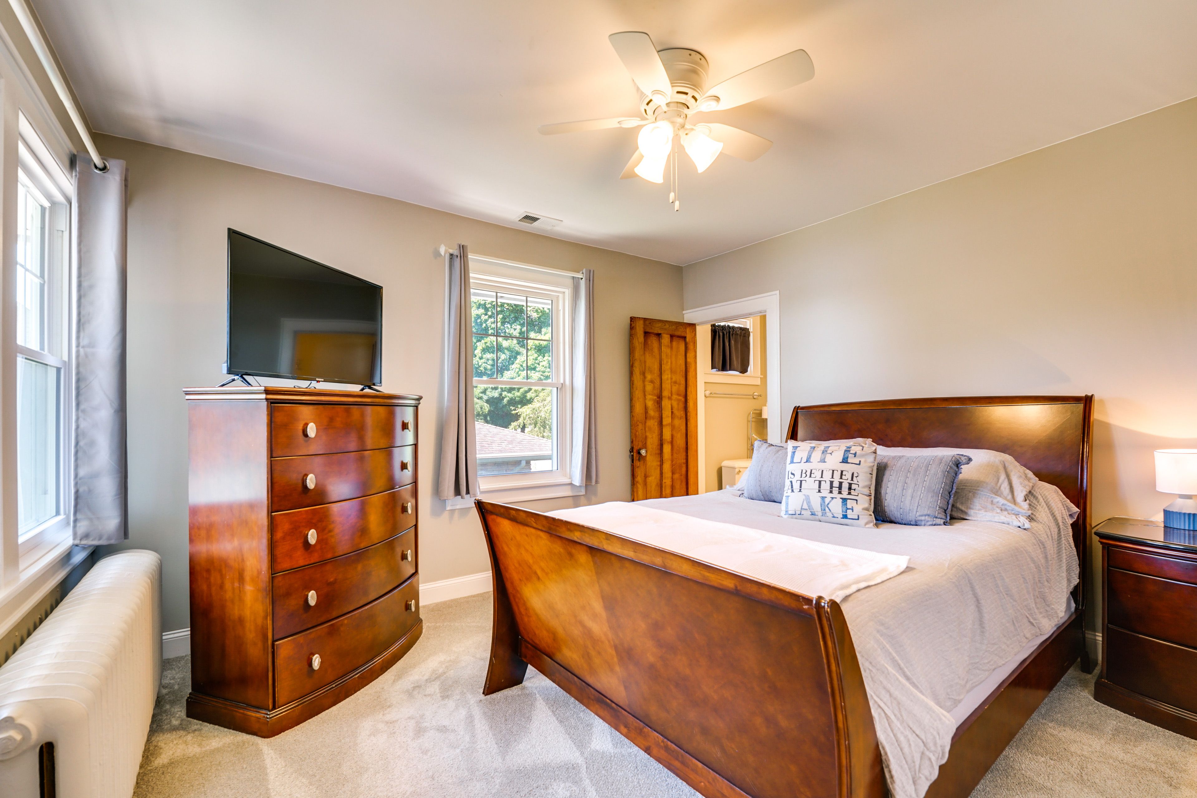 Bedroom 2 | 2nd Floor | Queen Bed | Smart TV | En-Suite Bathroom