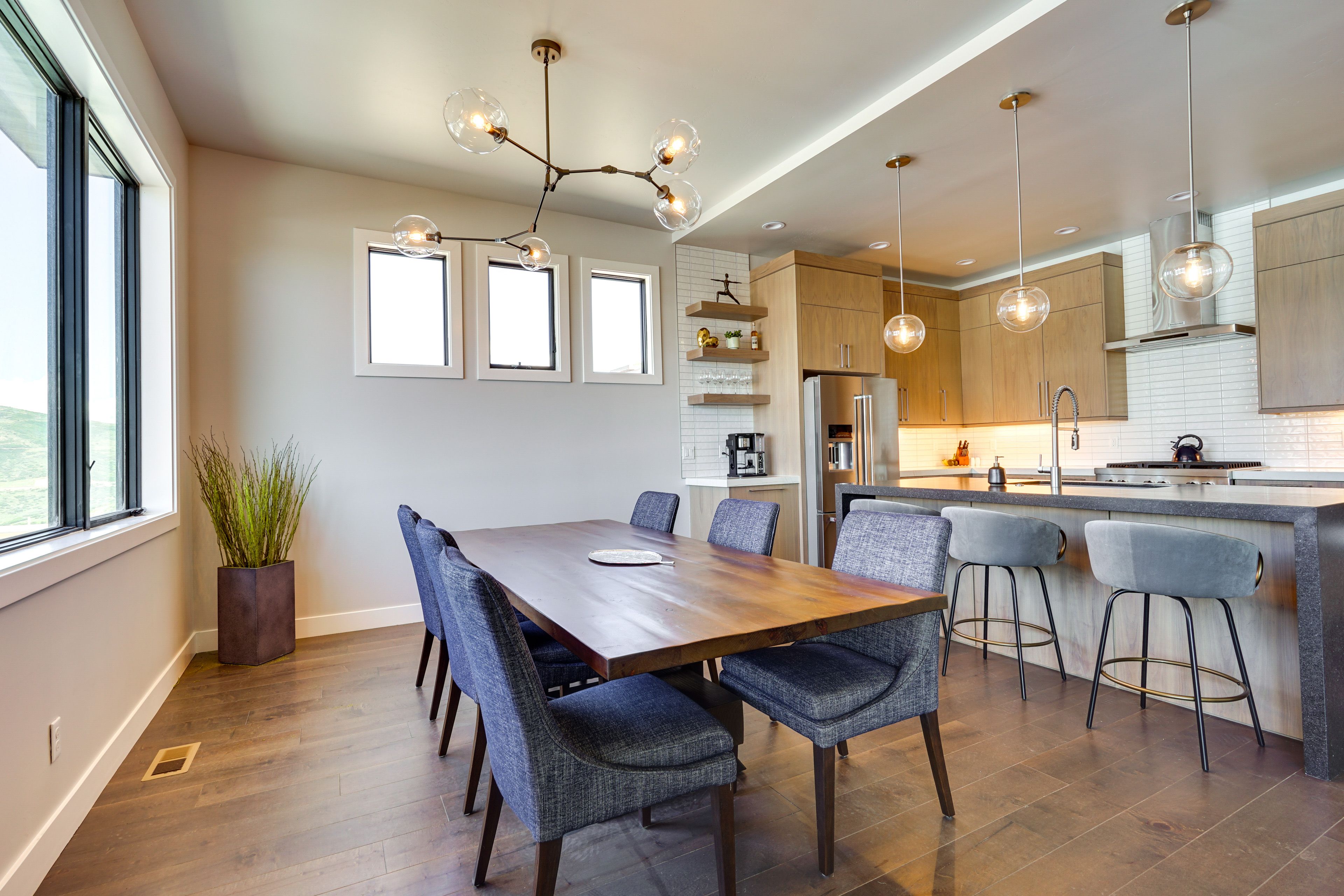 Dining Area | Dishware/Flatware Provided