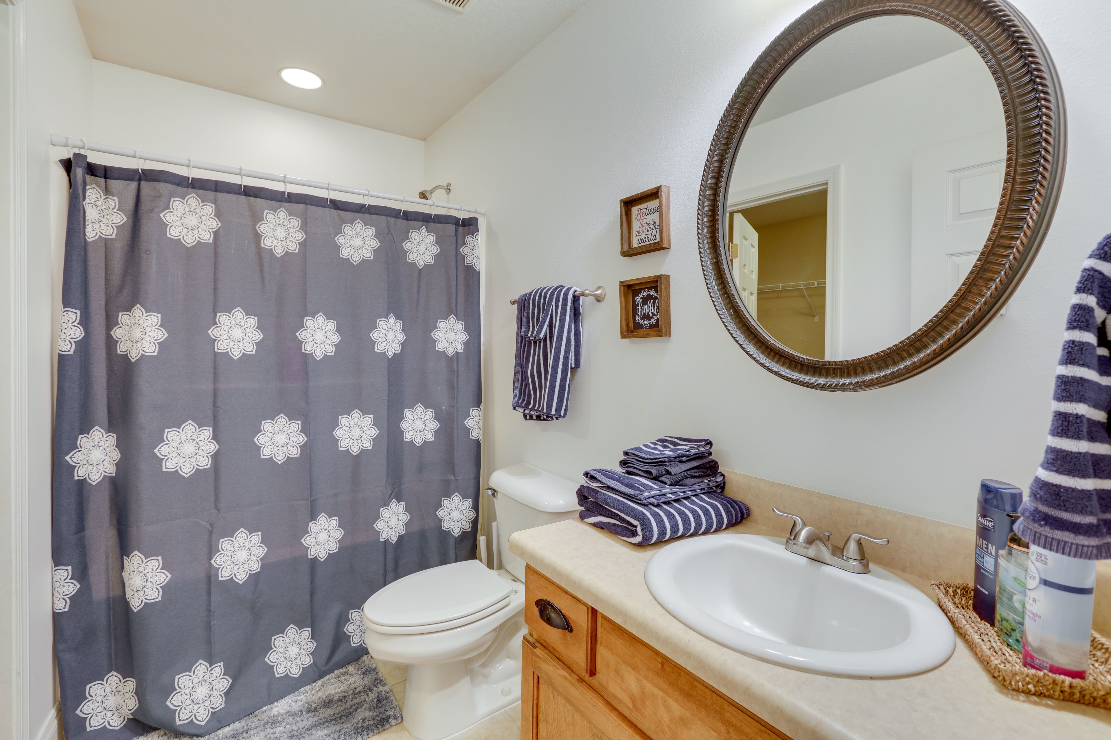 Full Bathroom | Towels Provided