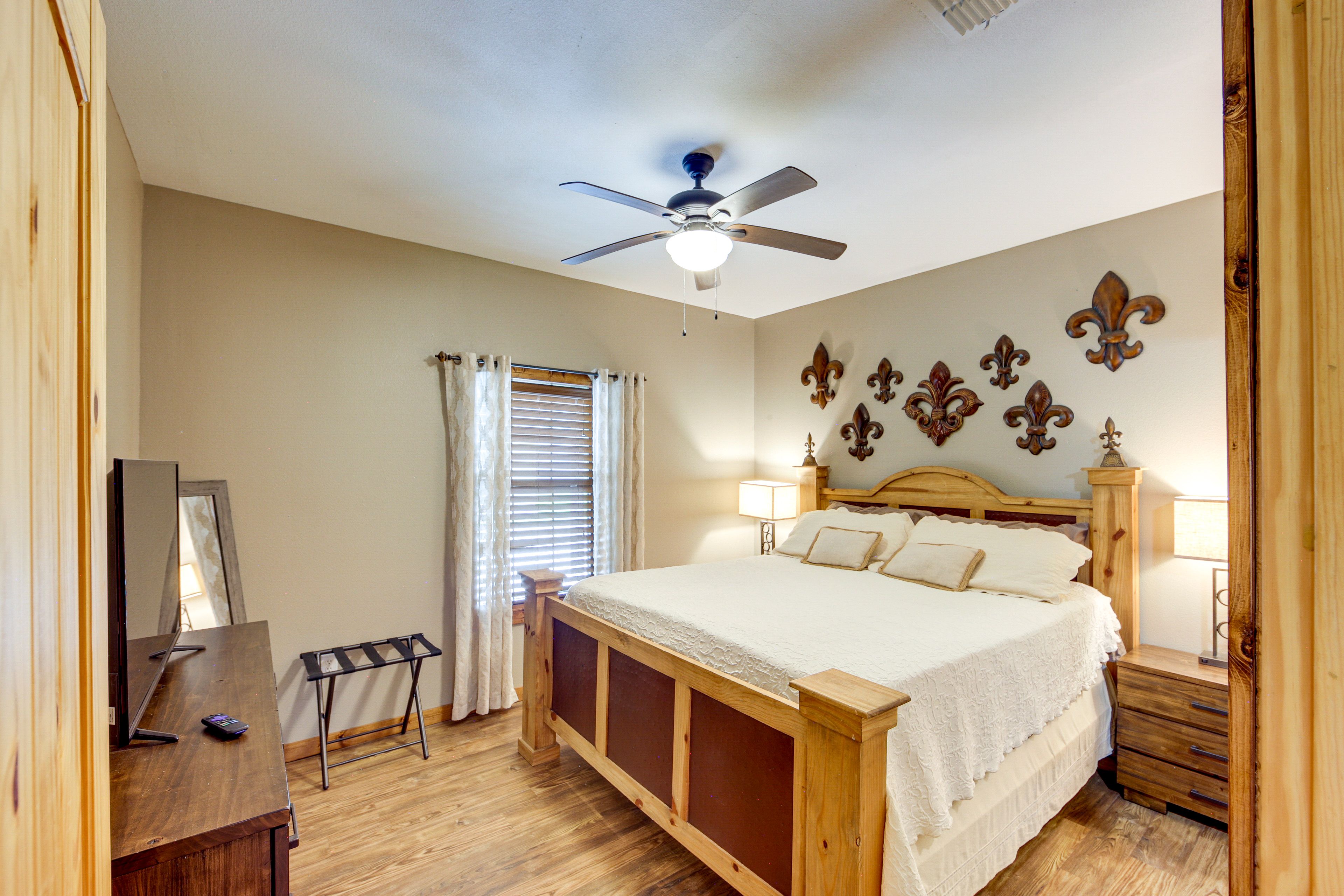 Bedroom 1 | King Bed | Smart TV | Linens Provided