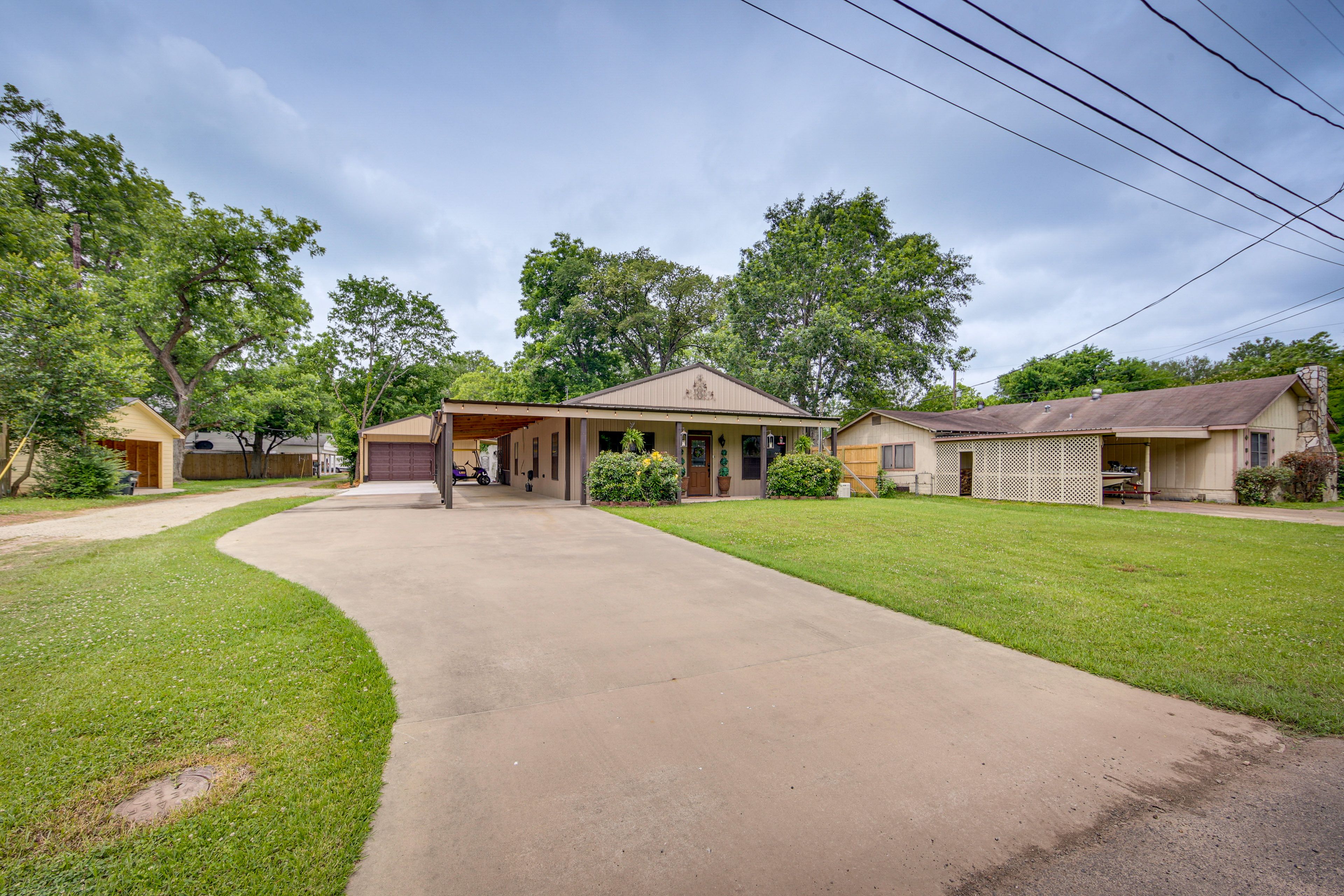 Parking | Carport (3 Vehicles) | Trailer Parking Allowed On-Site