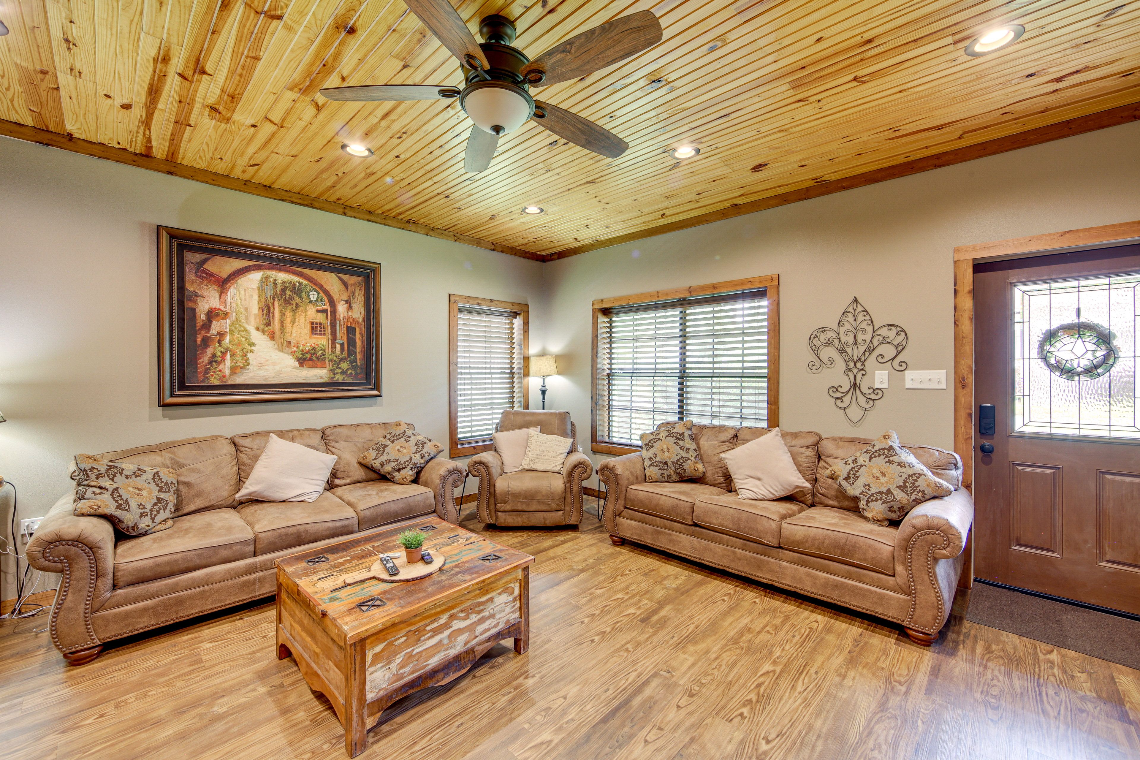 Living Room | Free WiFi | Smart TV | Central A/C