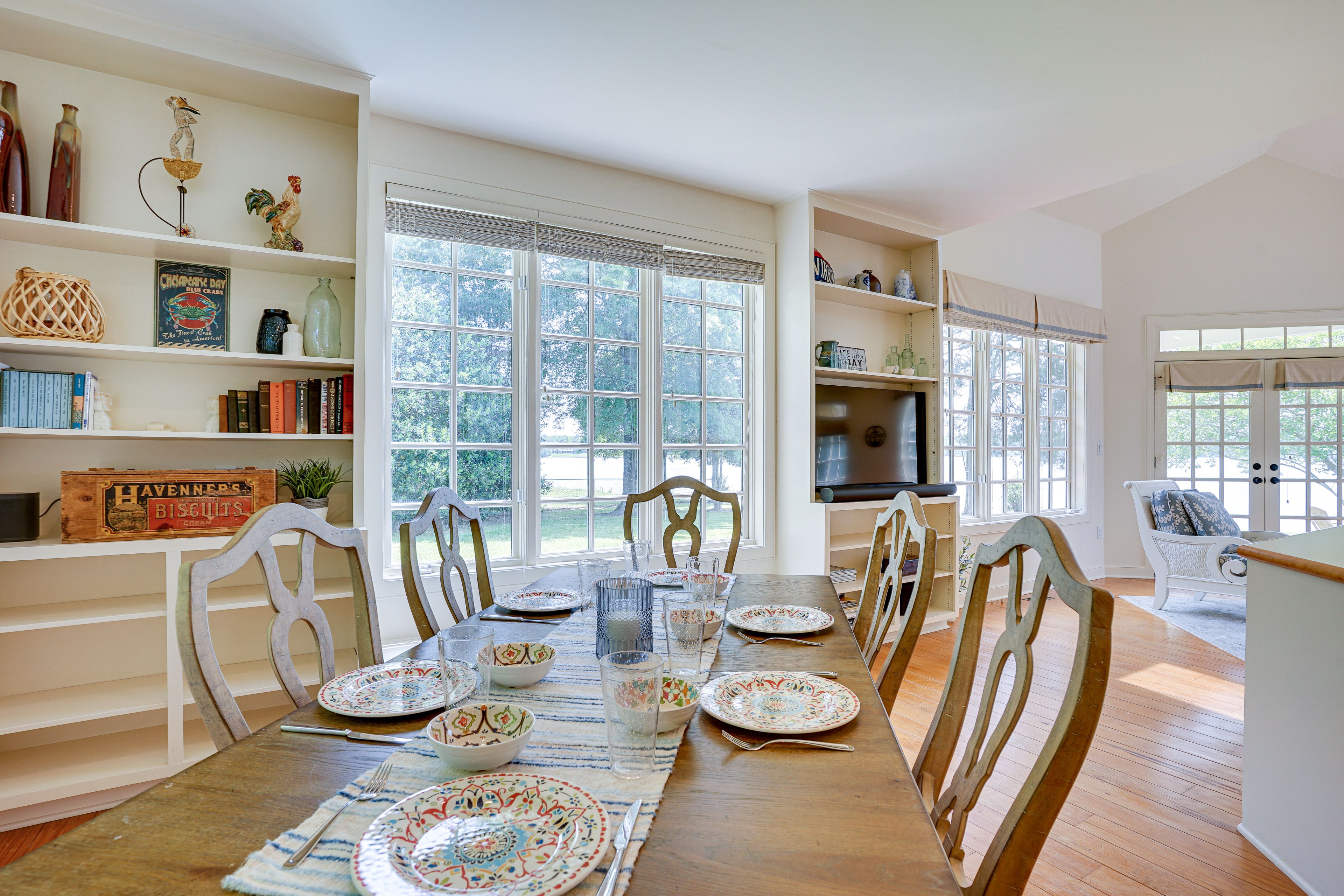 Dining Area | Dishware/Flatware Provided