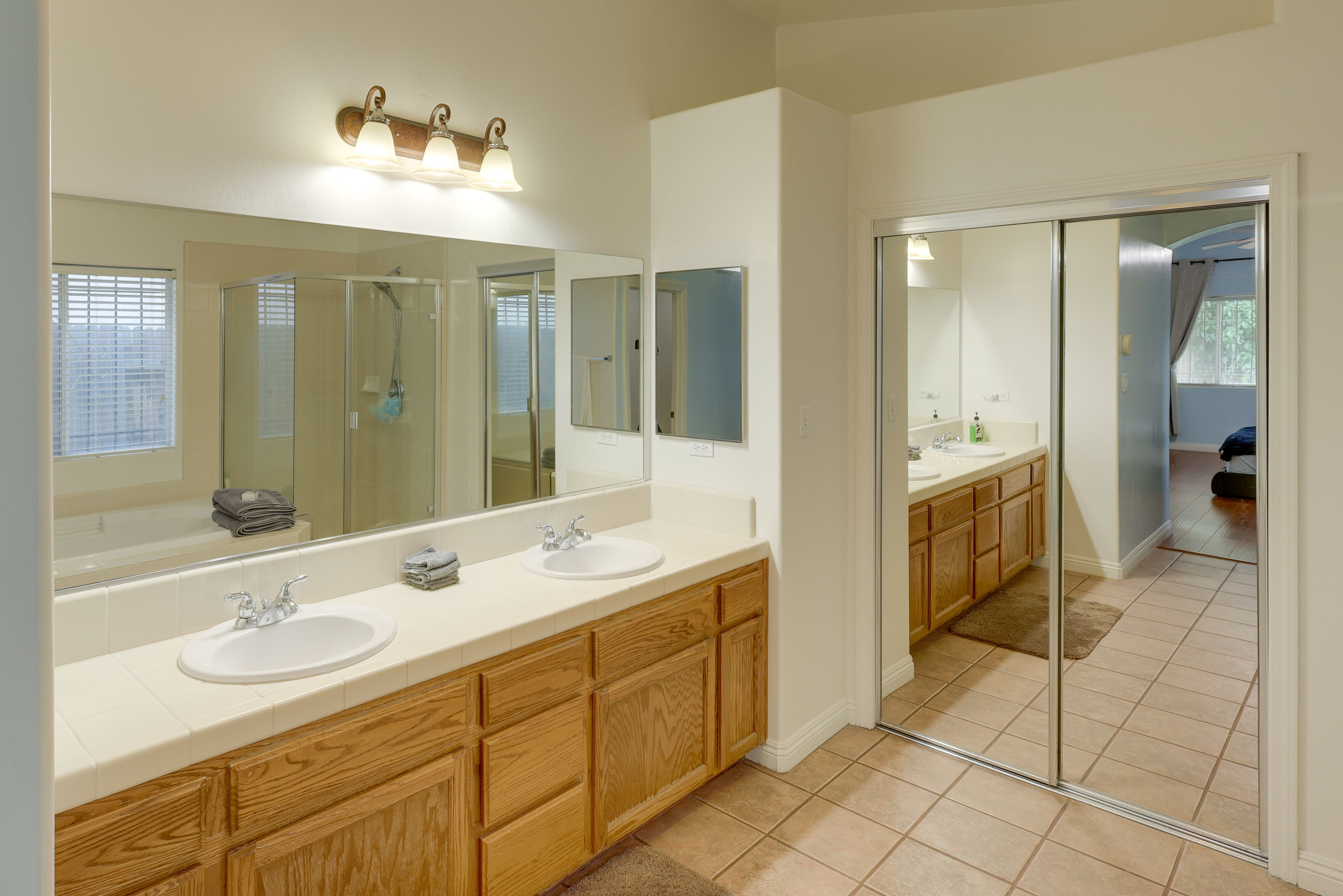 Full Bathroom | Jetted Tub | Walk-In Shower | Towels Provided