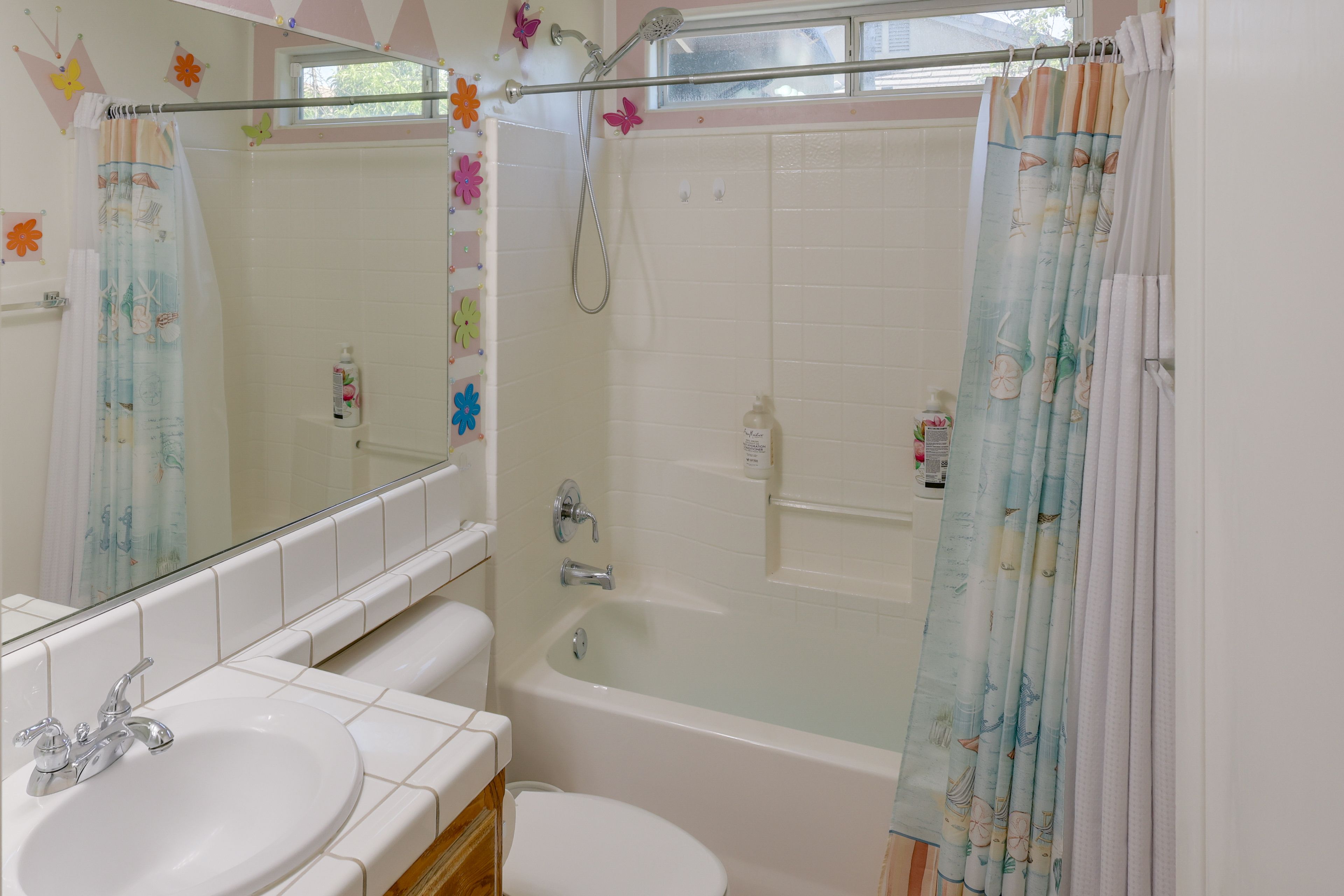 Full Bathroom | Shower/Tub Combo | Complimentary Toiletries