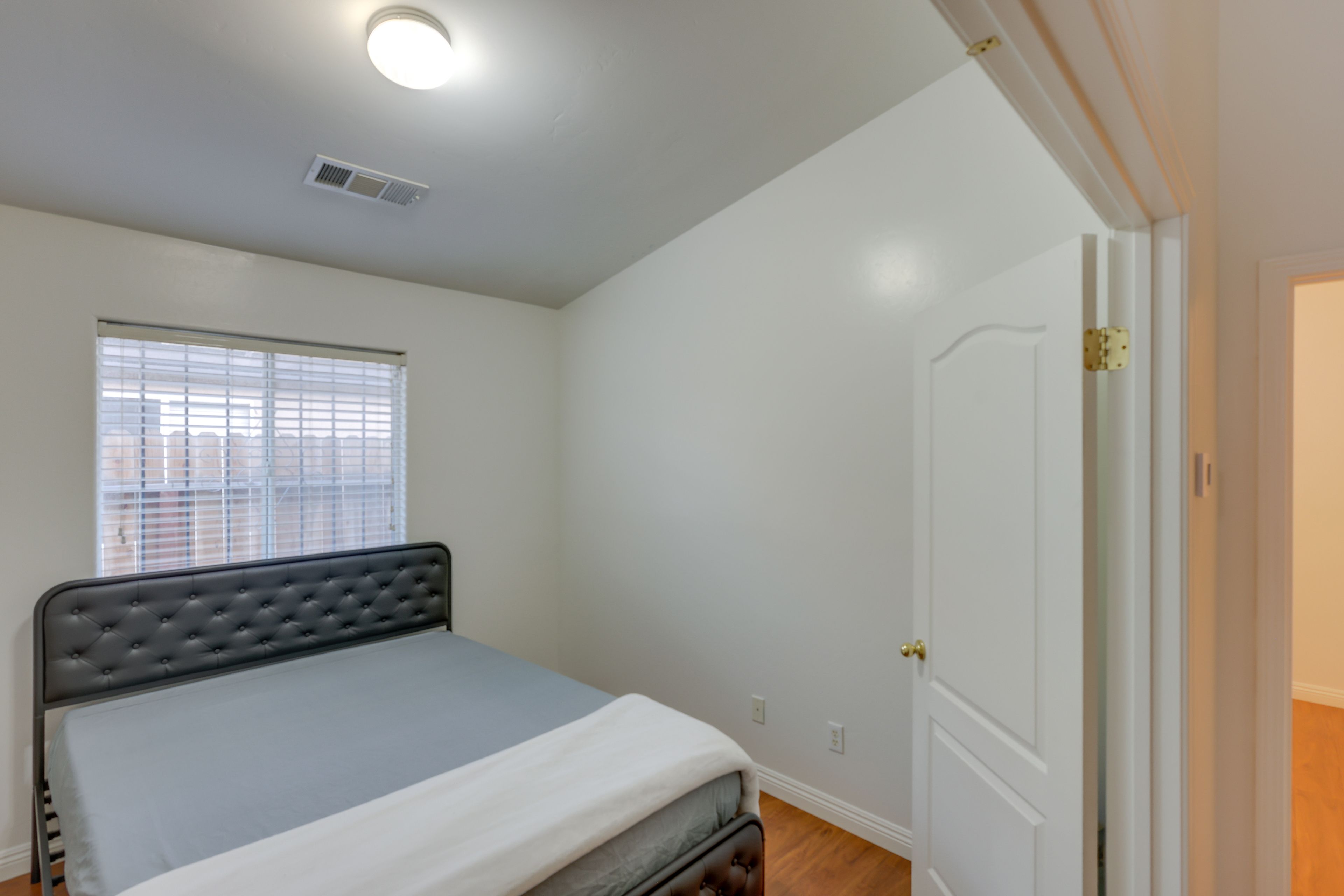 Bedroom 5 | Queen Bed
