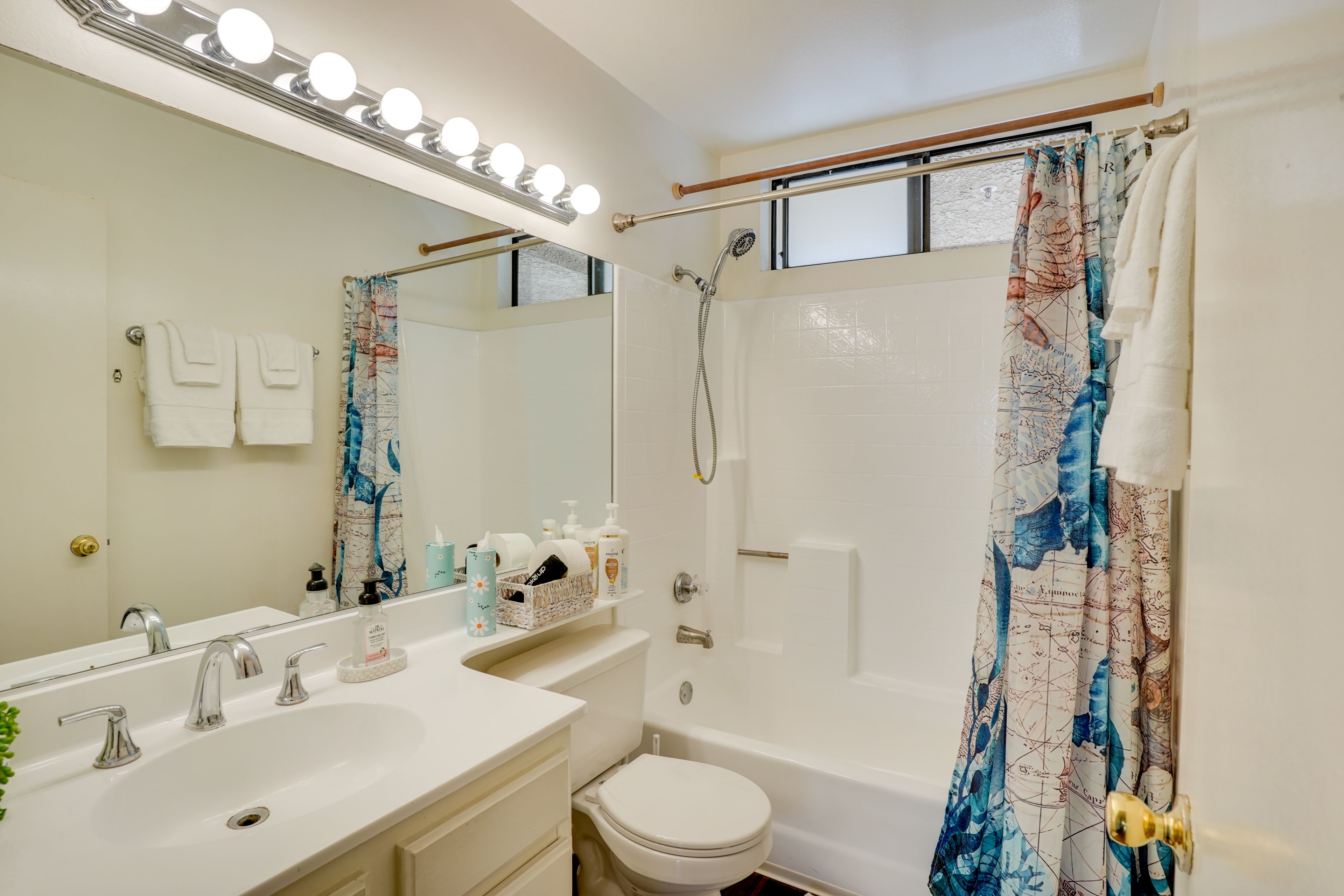Full Bathroom | Towels Provided