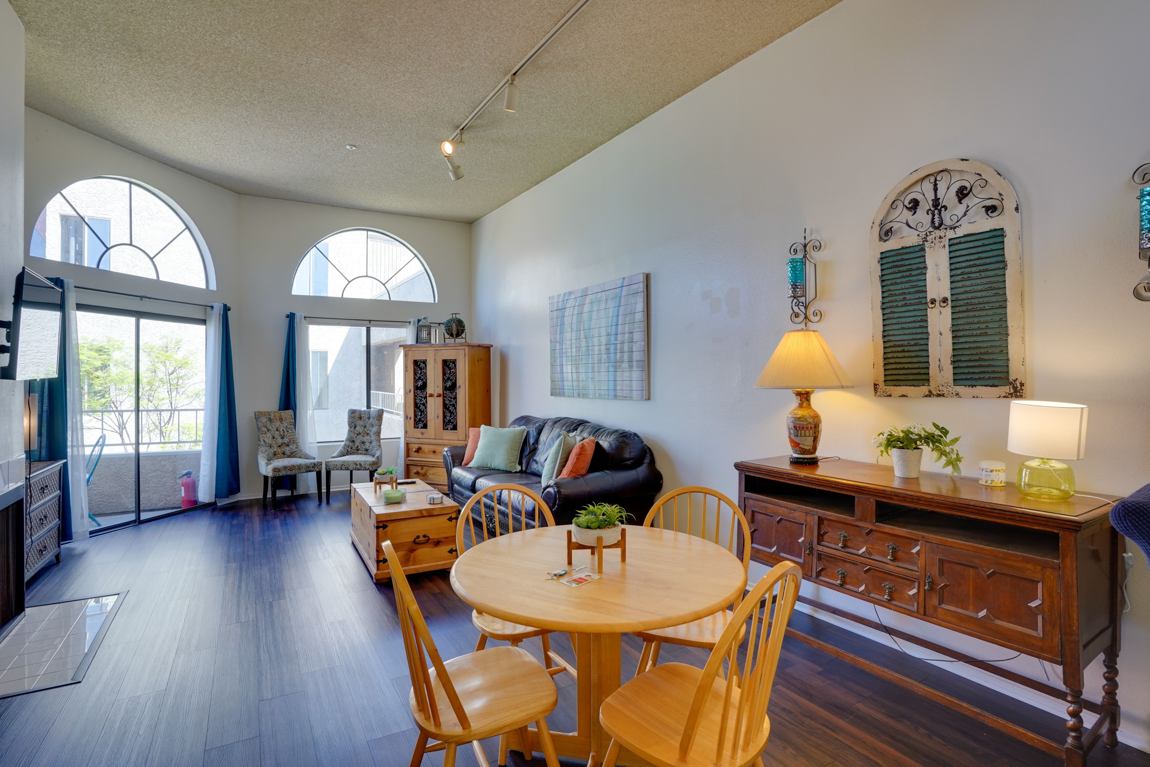 Dining Area | Dishware & Flatware Provided