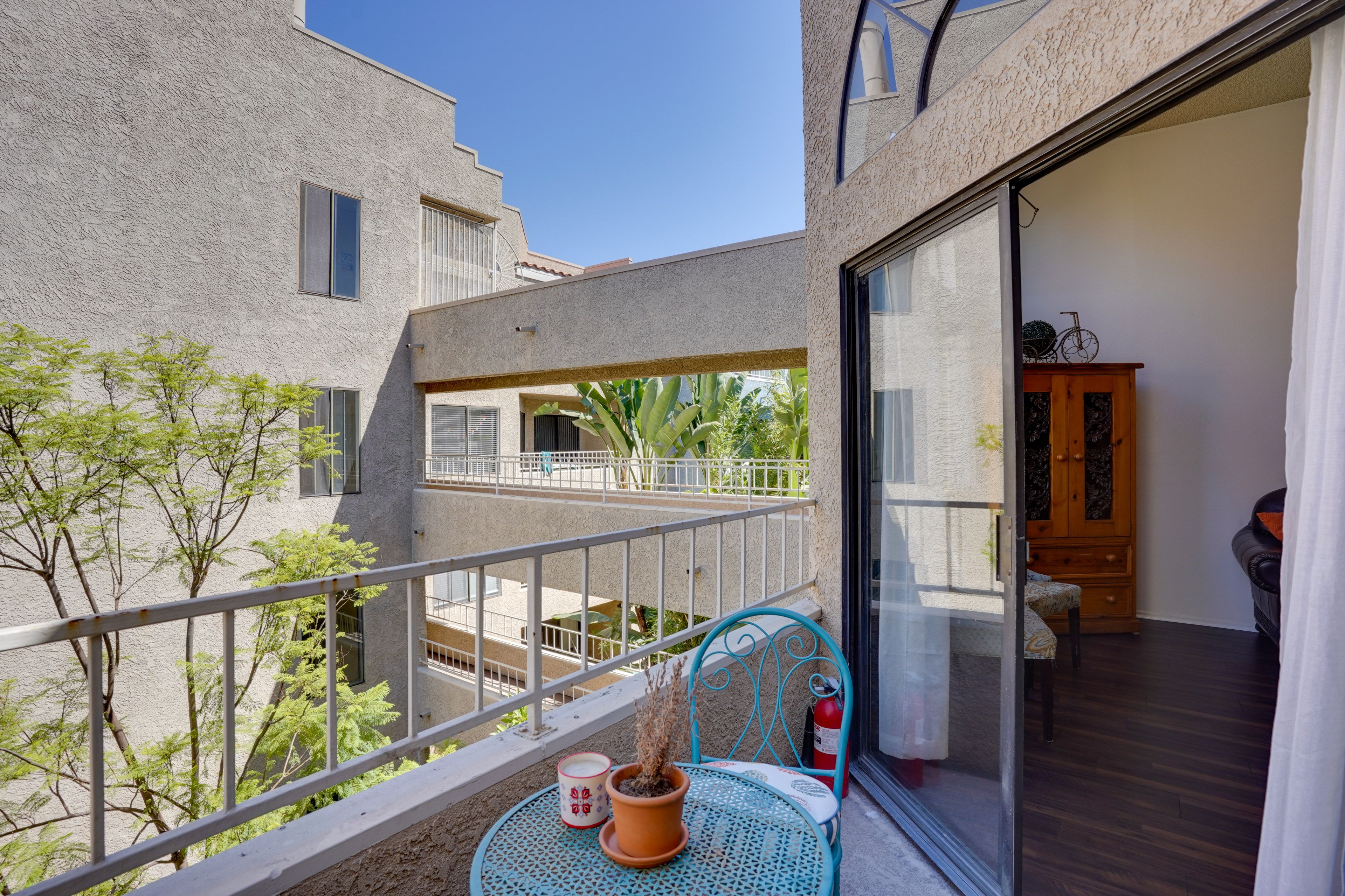 Balcony | 3rd-Floor Condo Unit | In-Unit Laundry | 1 Mi to Junipero Beach