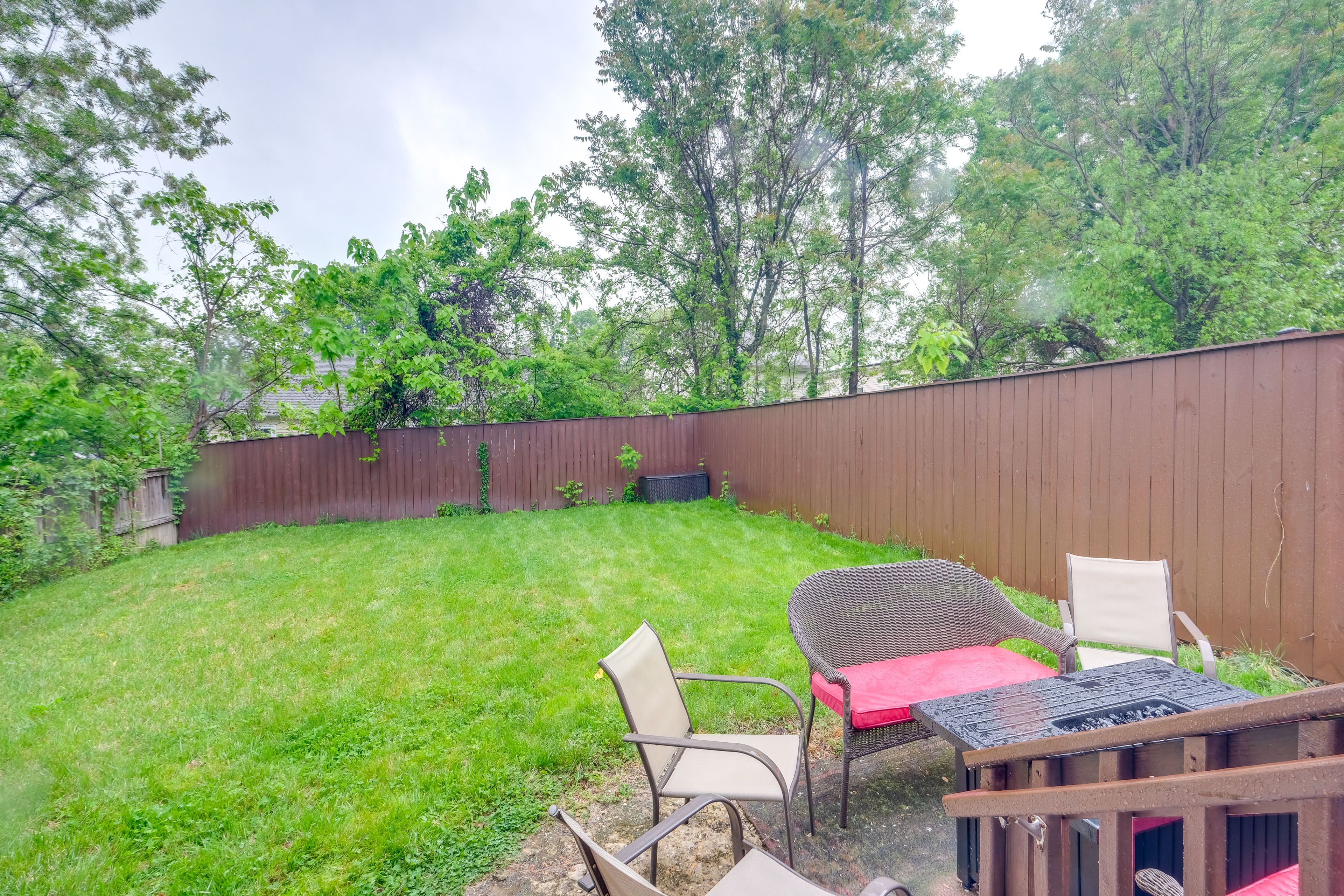 Private Backyard | Gas Fire Pit | Charcoal Grill