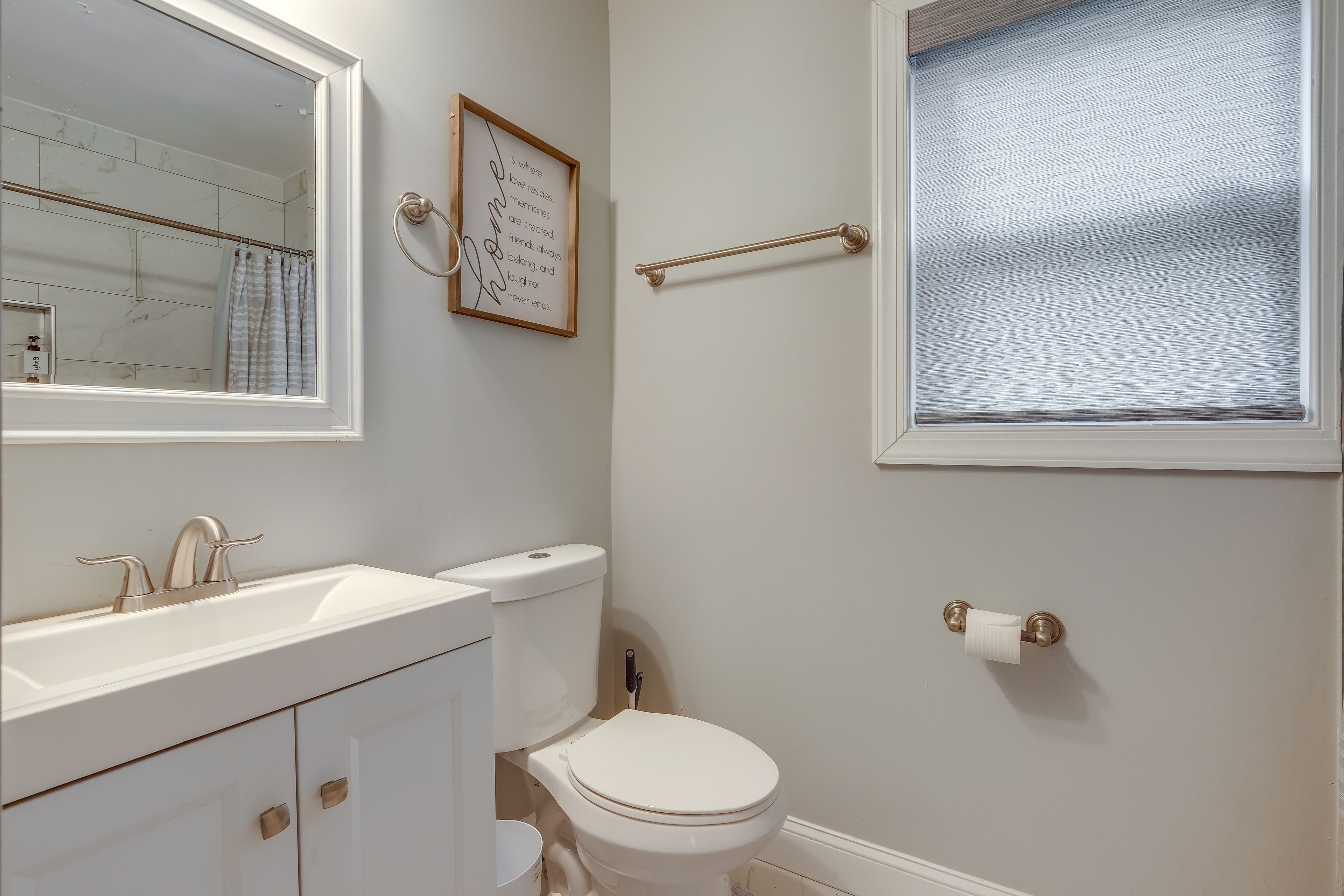 Full Bathroom | Towels Provided | Complimentary Toiletries