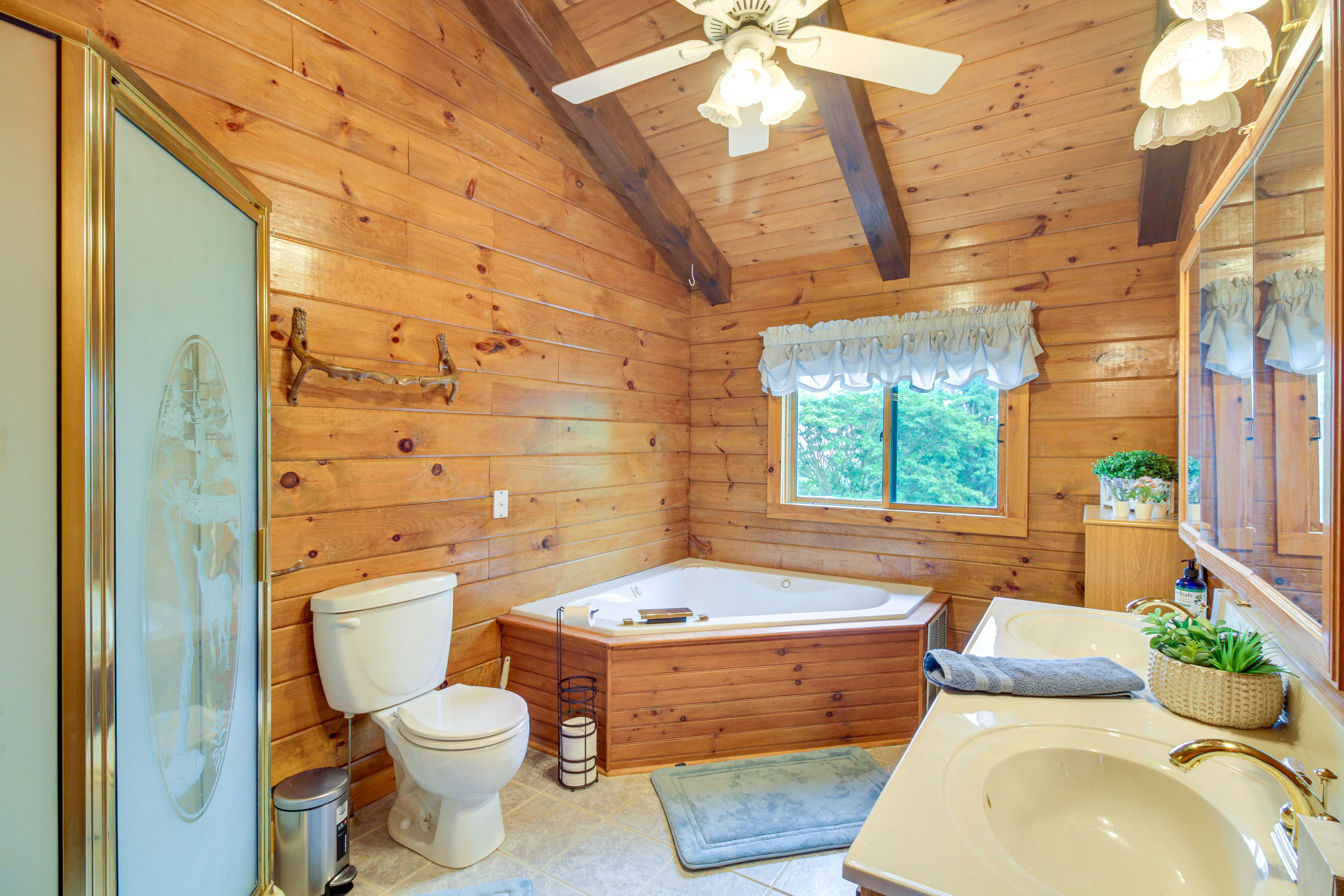 En-Suite Bathroom | Towels Provided