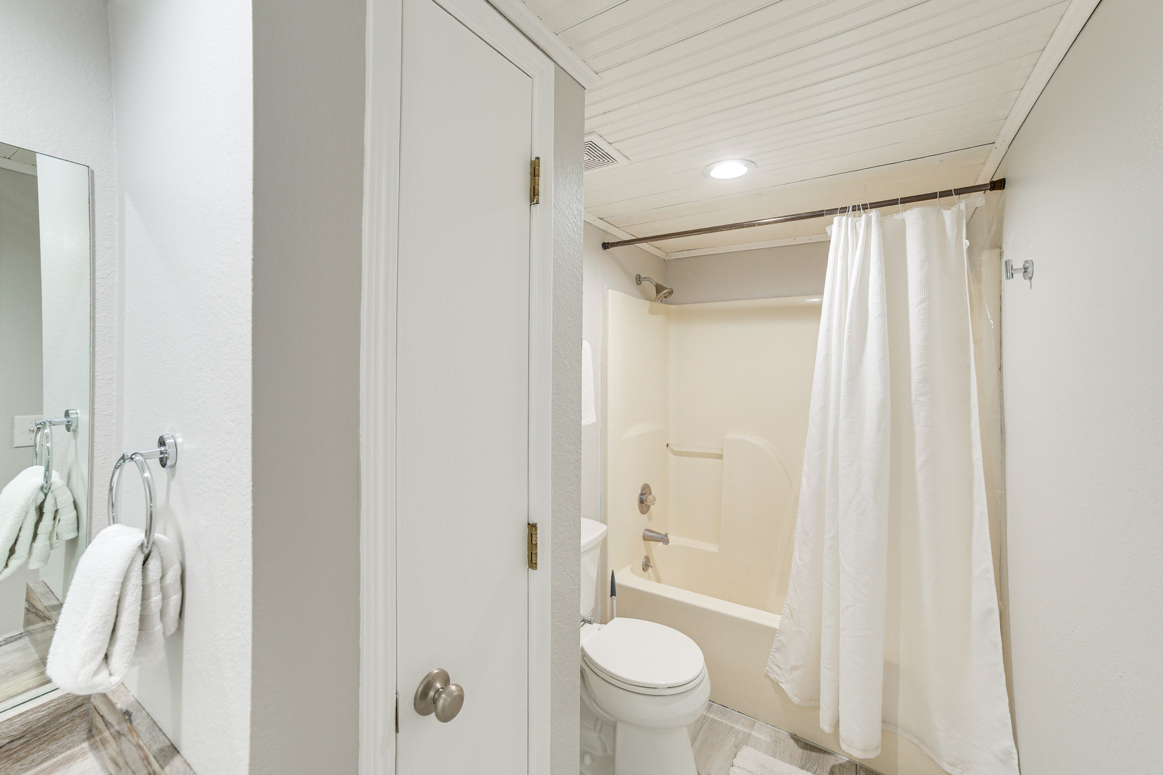 Full Bathroom | Shower/Tub Combo