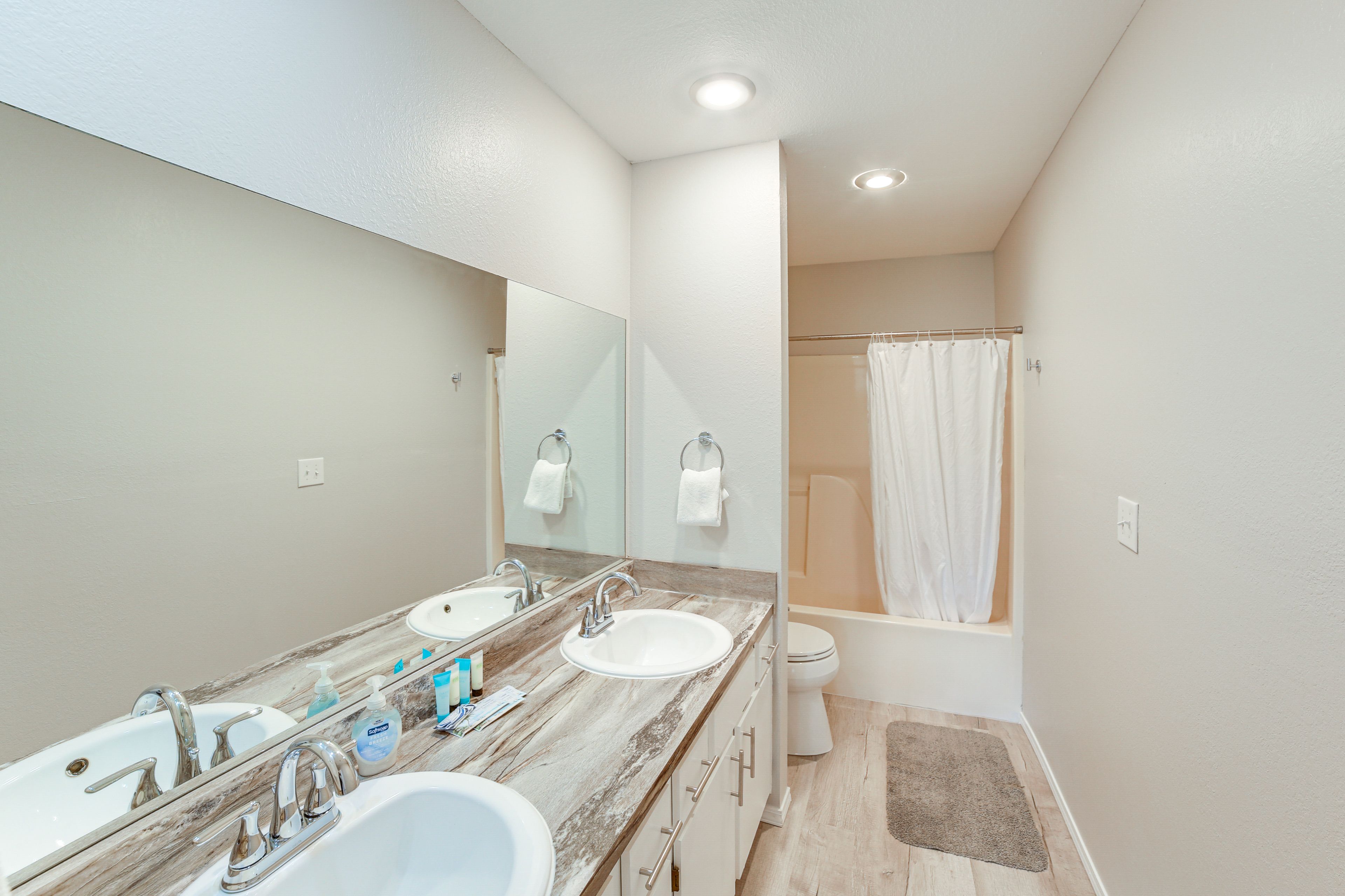 Full Bathroom | Shower/Tub Combo | Towels Provided