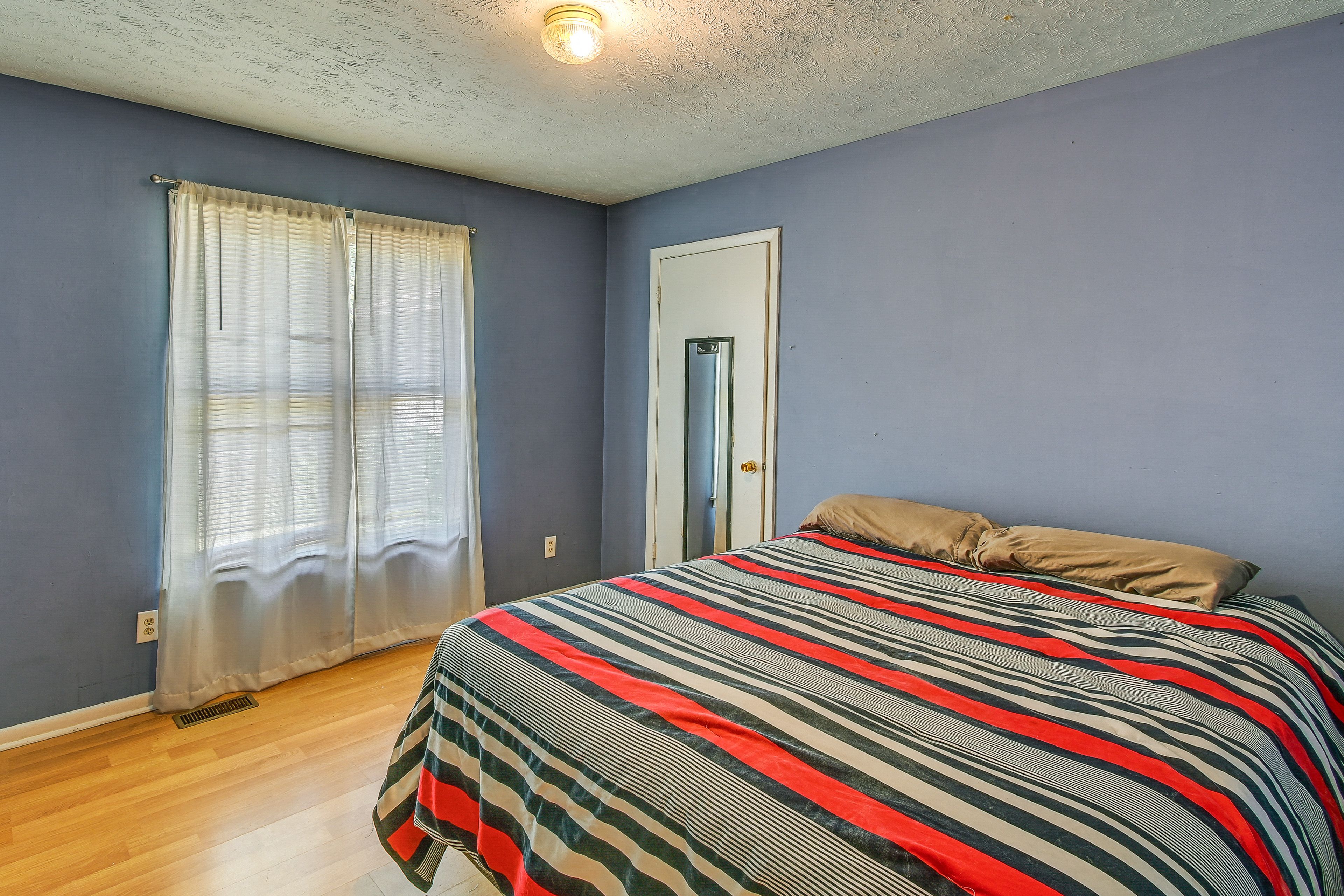 Bedroom 2 | Queen Bed