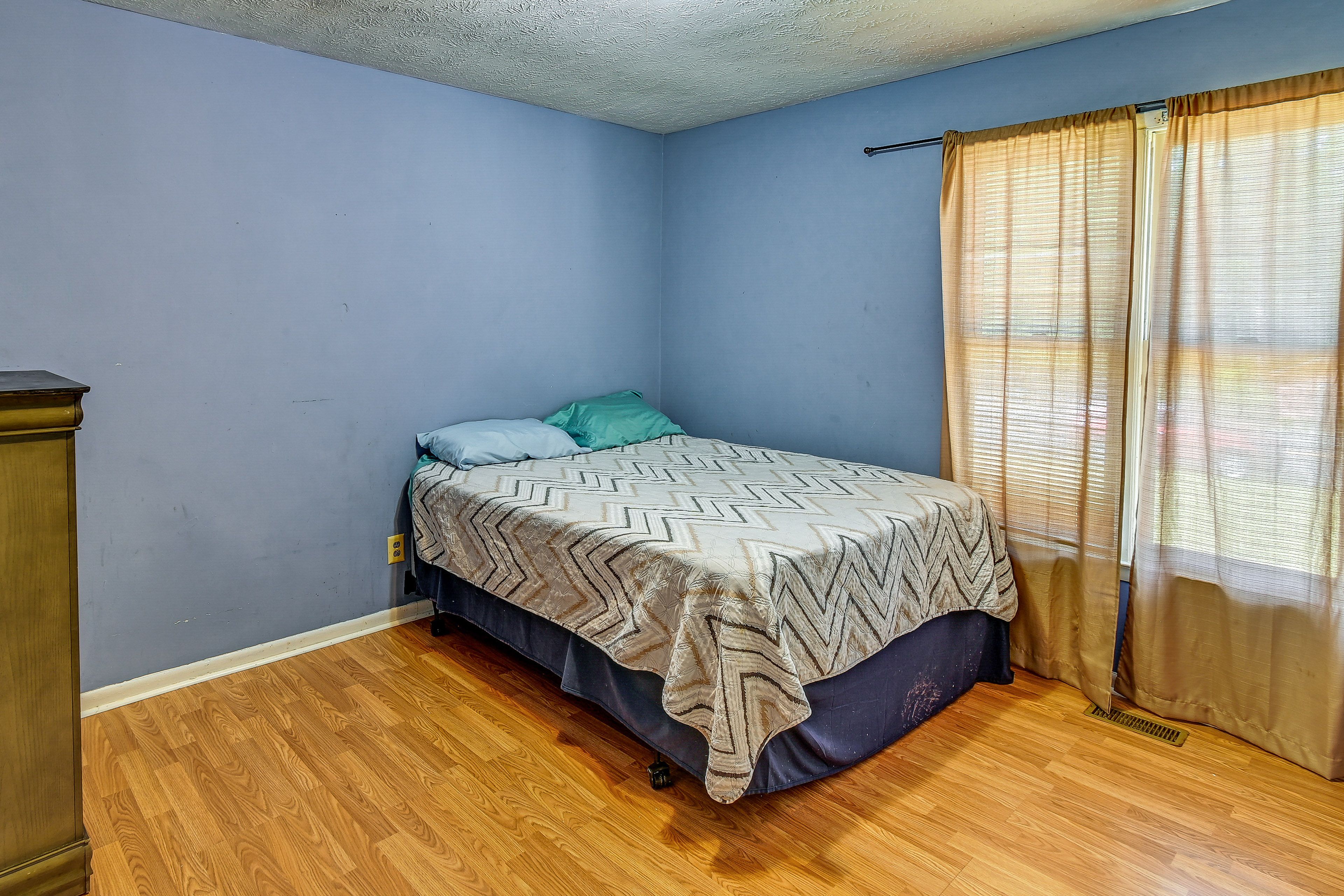 Bedroom 3 | Queen Bed