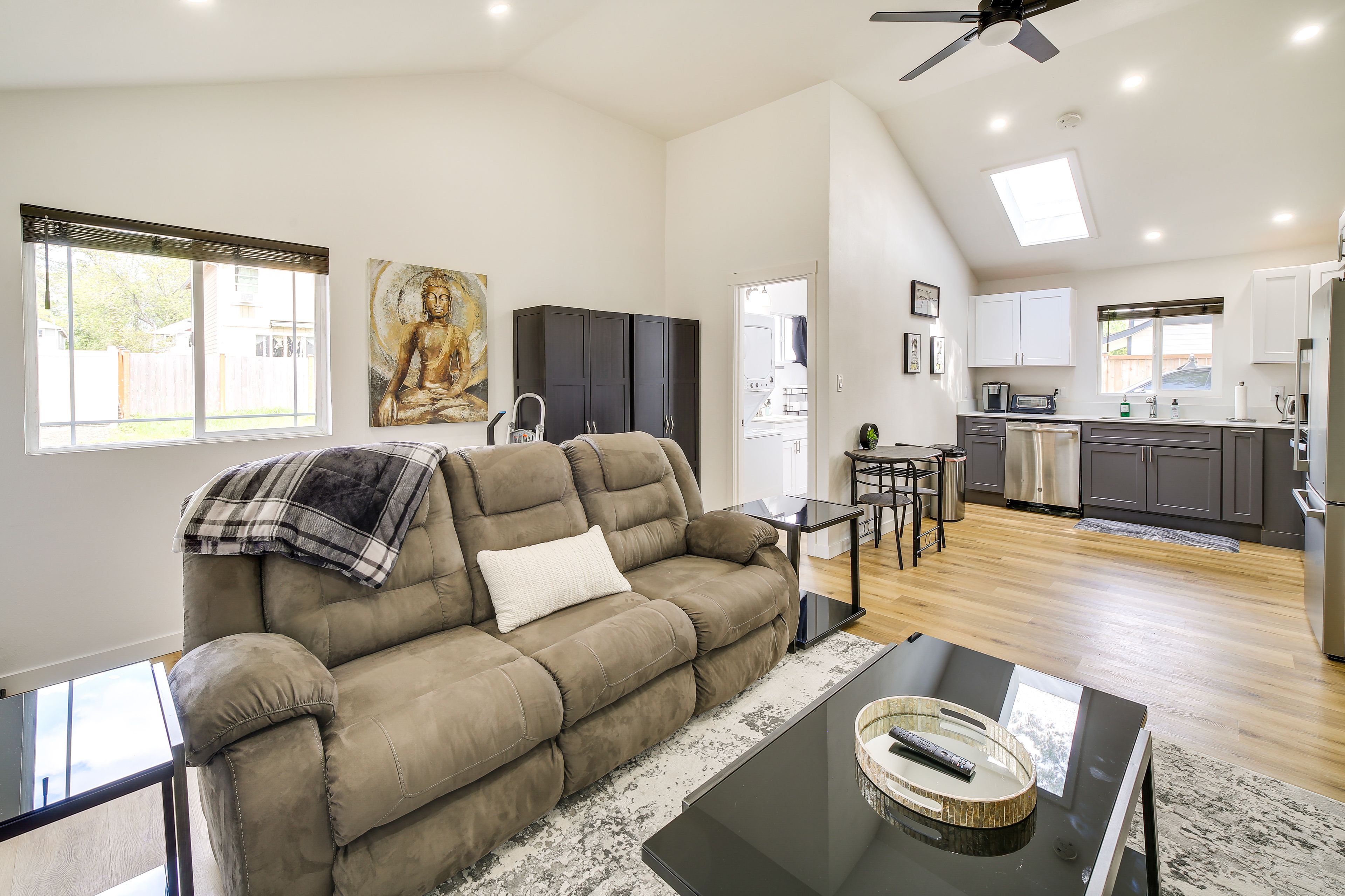 Pacific Vacation Rental | 2BR | 1BA | 800 Sq Ft | Step-Free Access