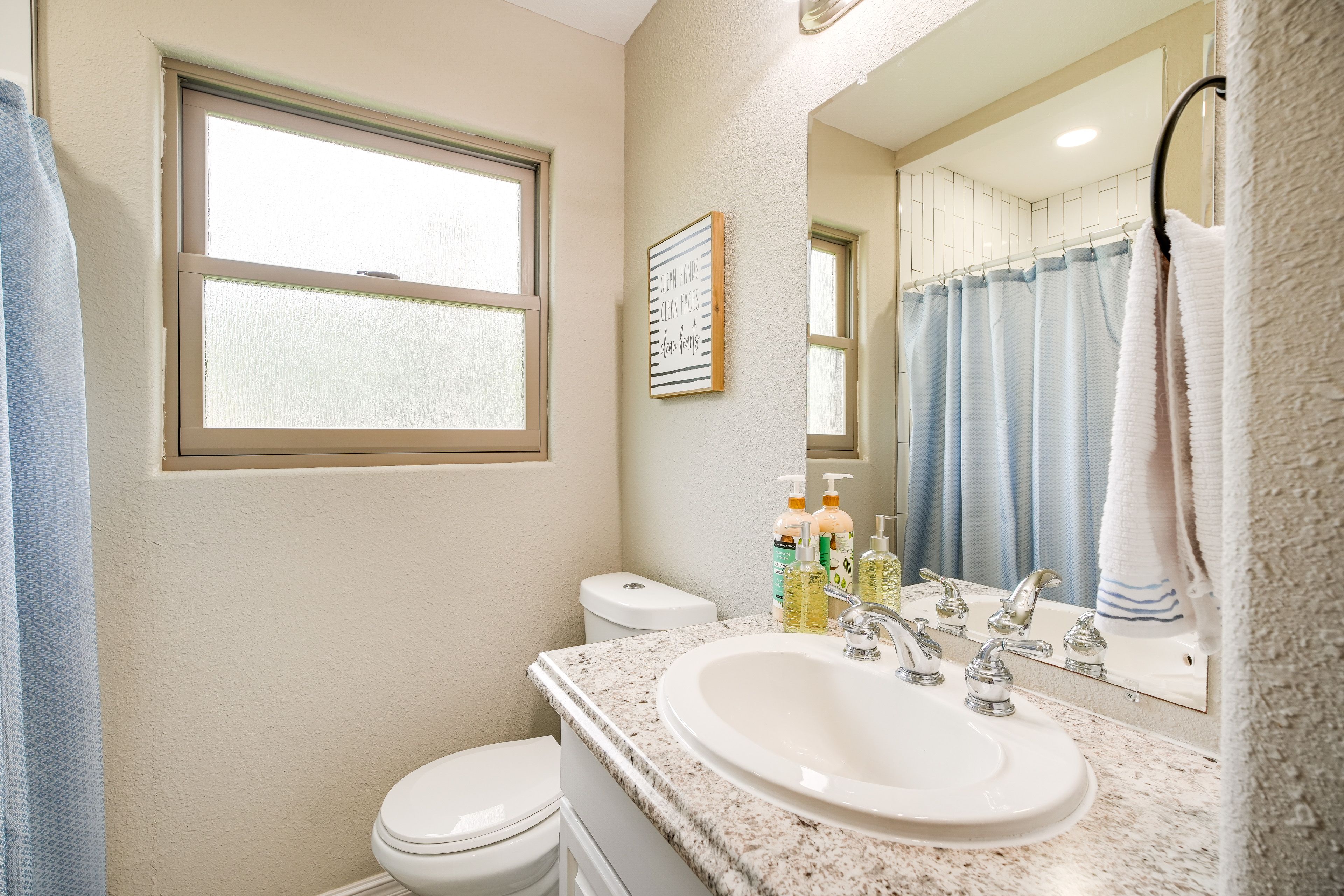 Full Bathroom | Towels Provided