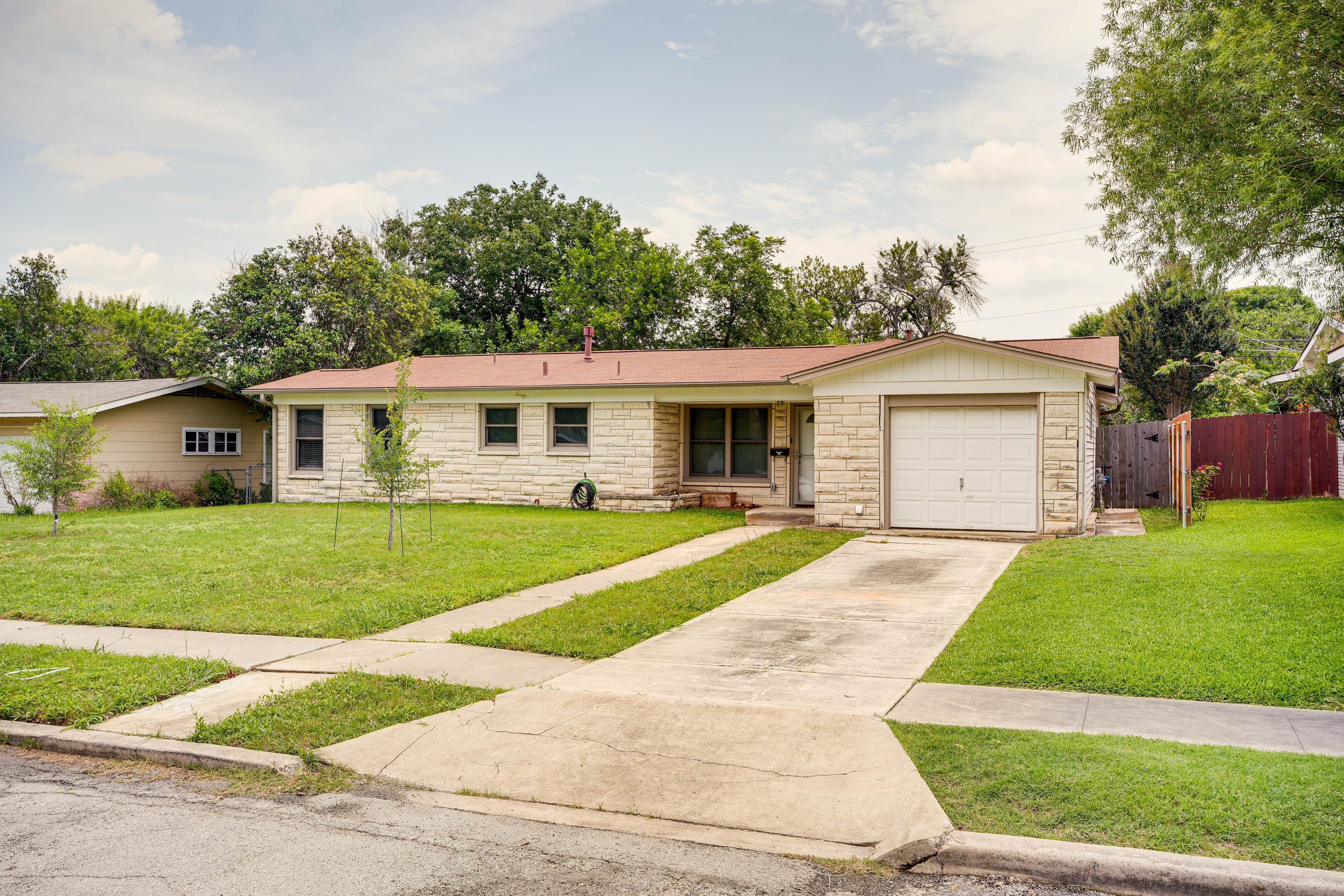 Home Exterior | Parking | Driveway (2 Vehicles)