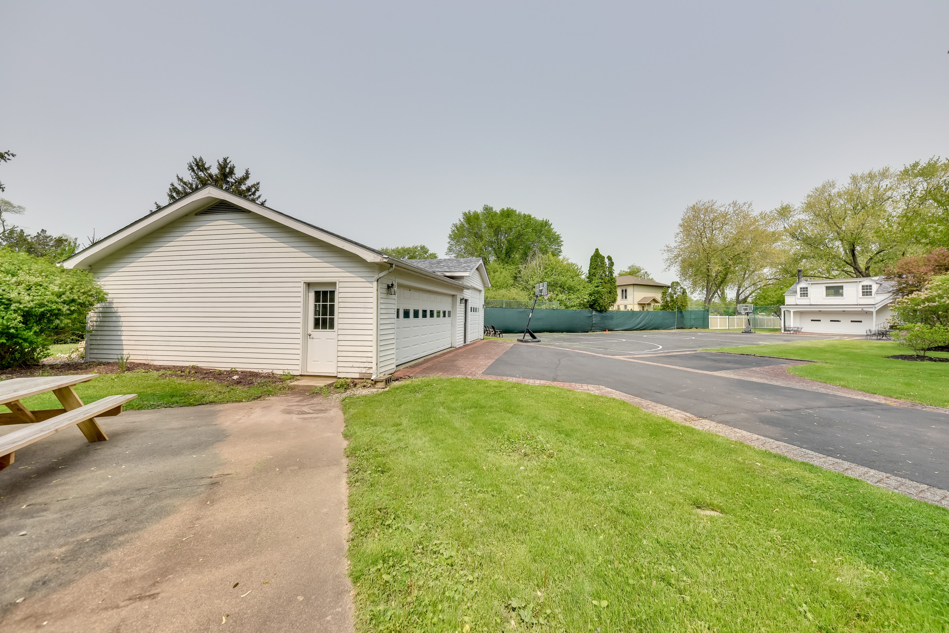 Parking | Driveway (10 Vehicles)